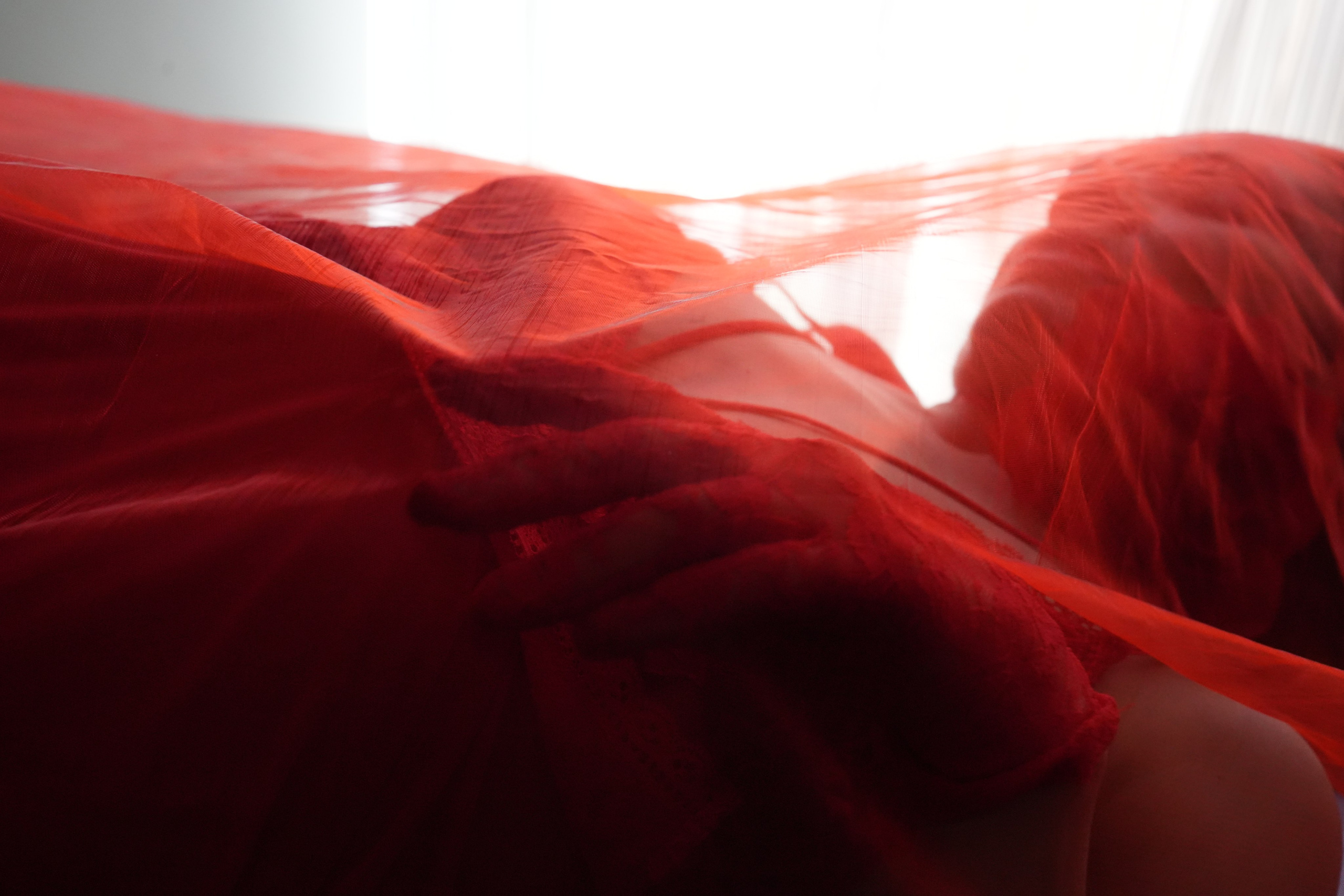 MILA IN RED. Fotógrafa Olena Petryk. Realizo sesiones de fotos en Puerto de Sagunto