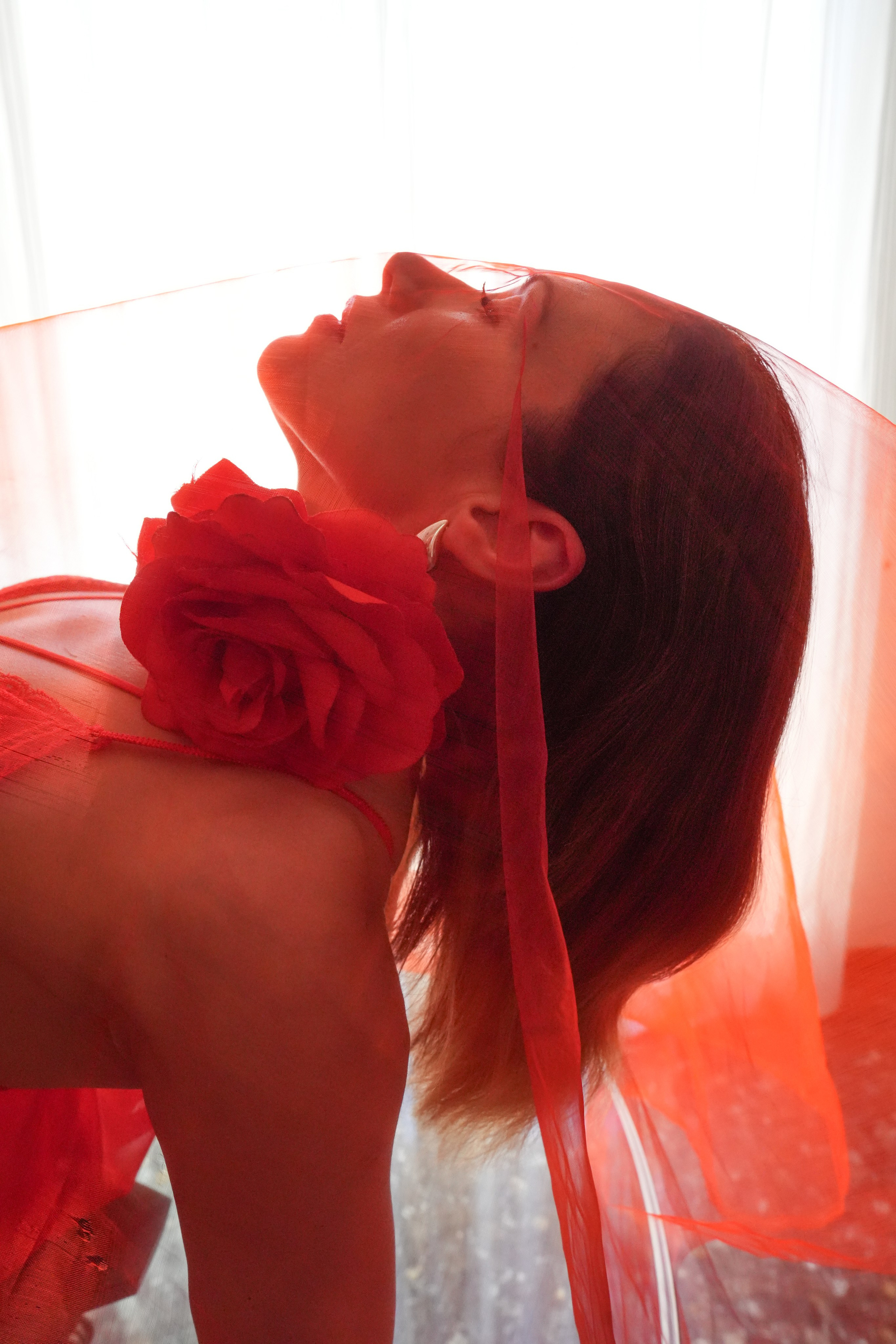 MILA IN RED. Fotógrafa Olena Petryk. Realizo sesiones de fotos en Puerto de Sagunto