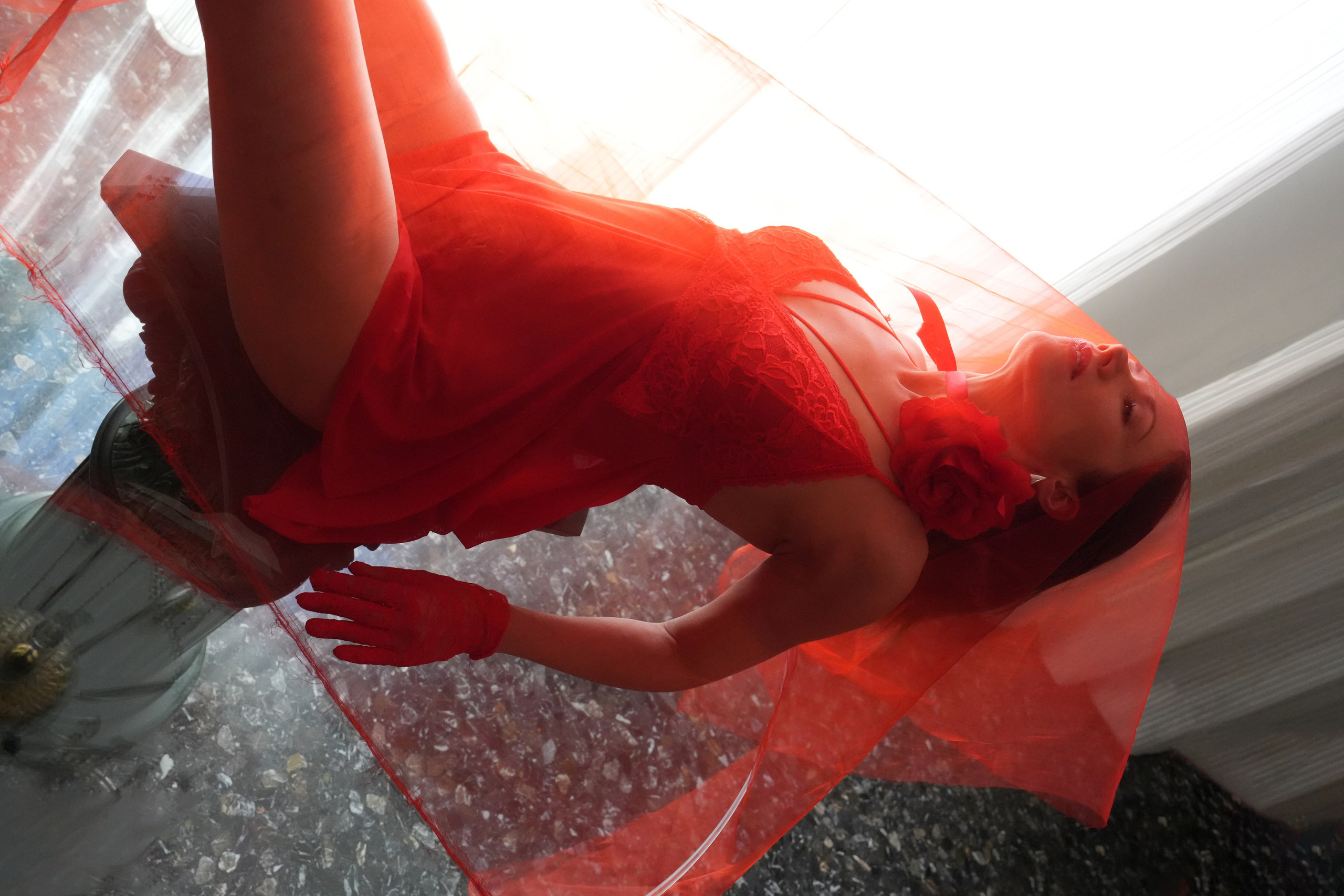 MILA IN RED. Fotógrafa Olena Petryk. Realizo sesiones de fotos en Puerto de Sagunto