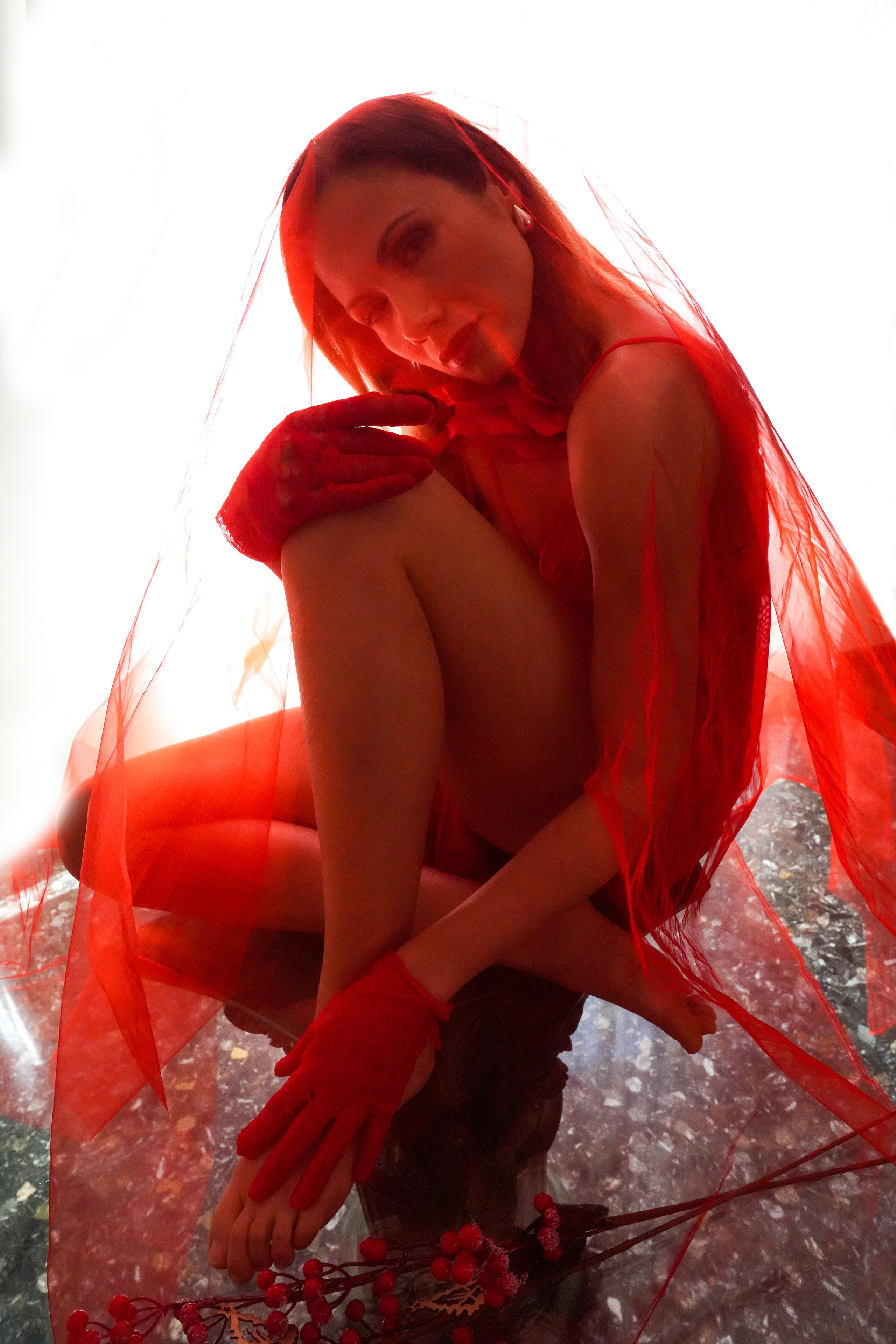 MILA IN RED. Fotógrafa Olena Petryk. Realizo sesiones de fotos en Puerto de Sagunto