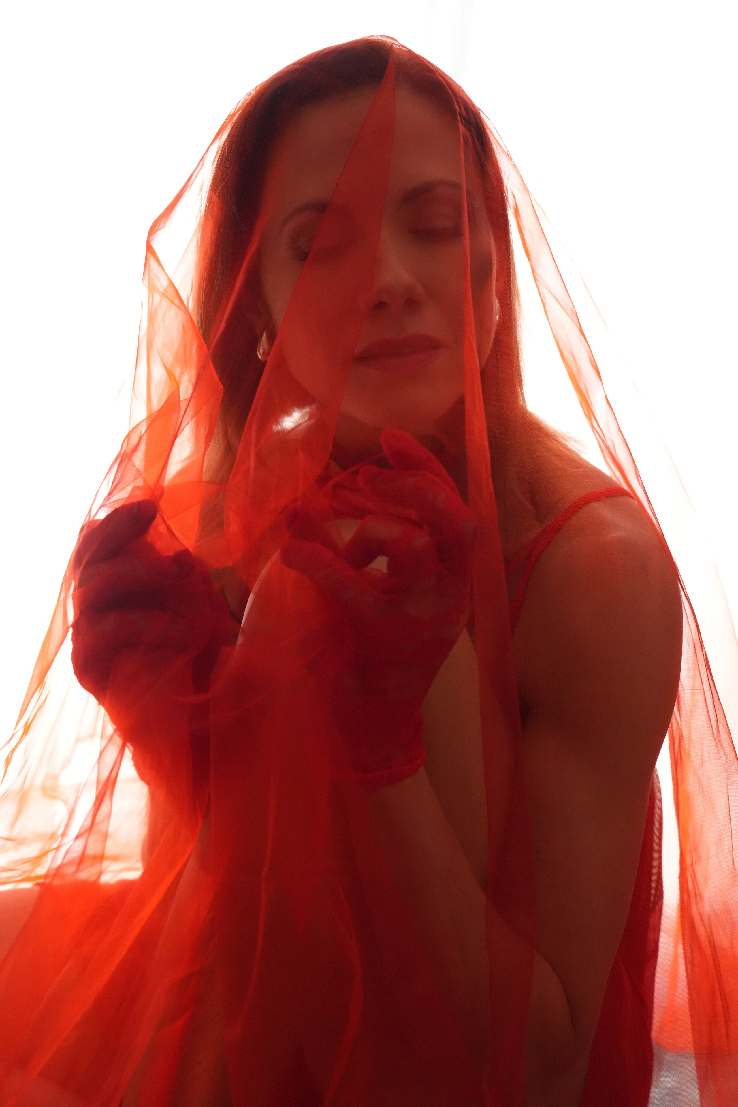 MILA IN RED. Fotógrafa Olena Petryk. Realizo sesiones de fotos en Puerto de Sagunto