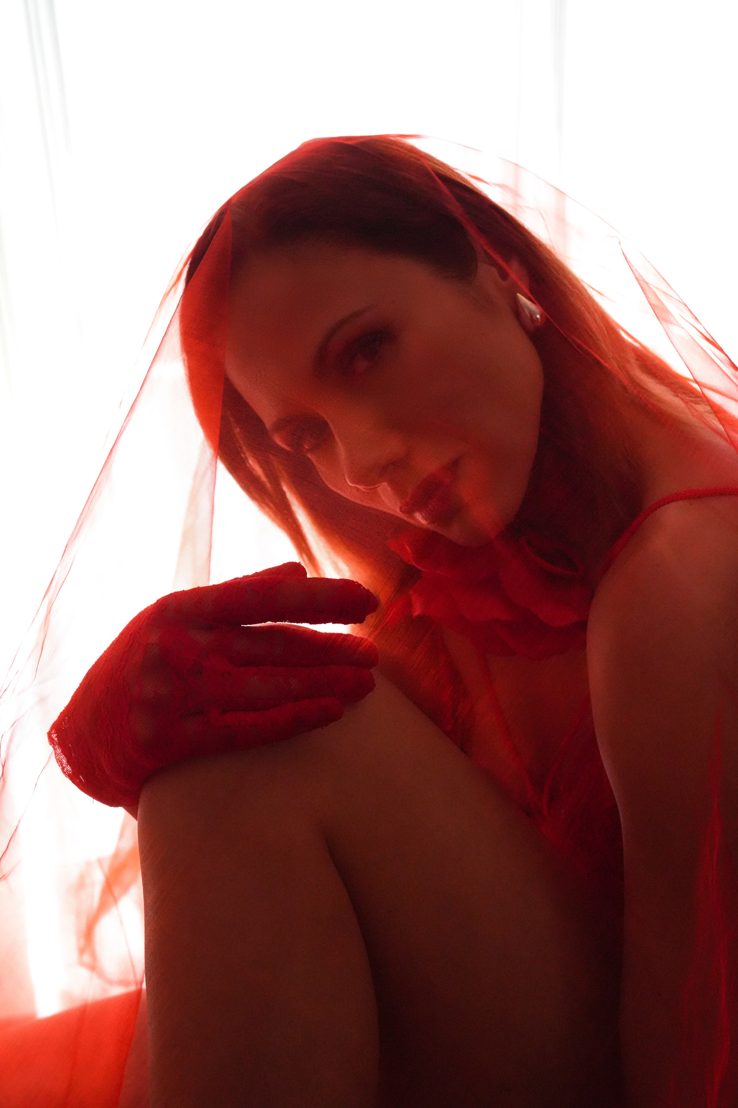 MILA IN RED. Fotógrafa Olena Petryk. Realizo sesiones de fotos en Puerto de Sagunto