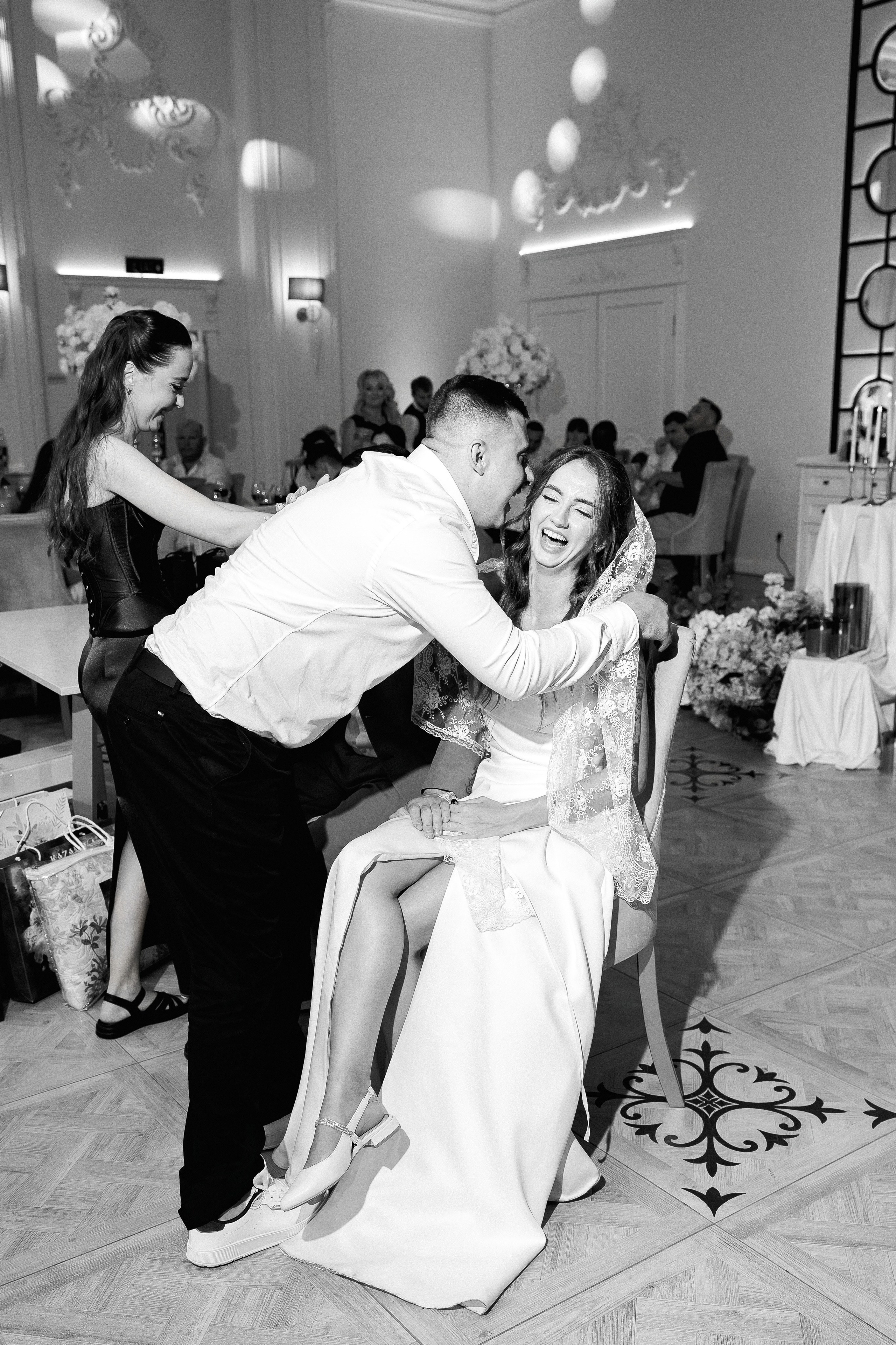 Eugen & Livia — Grand Elysee — Wedding Day. Servicii Foto și Video 067188353