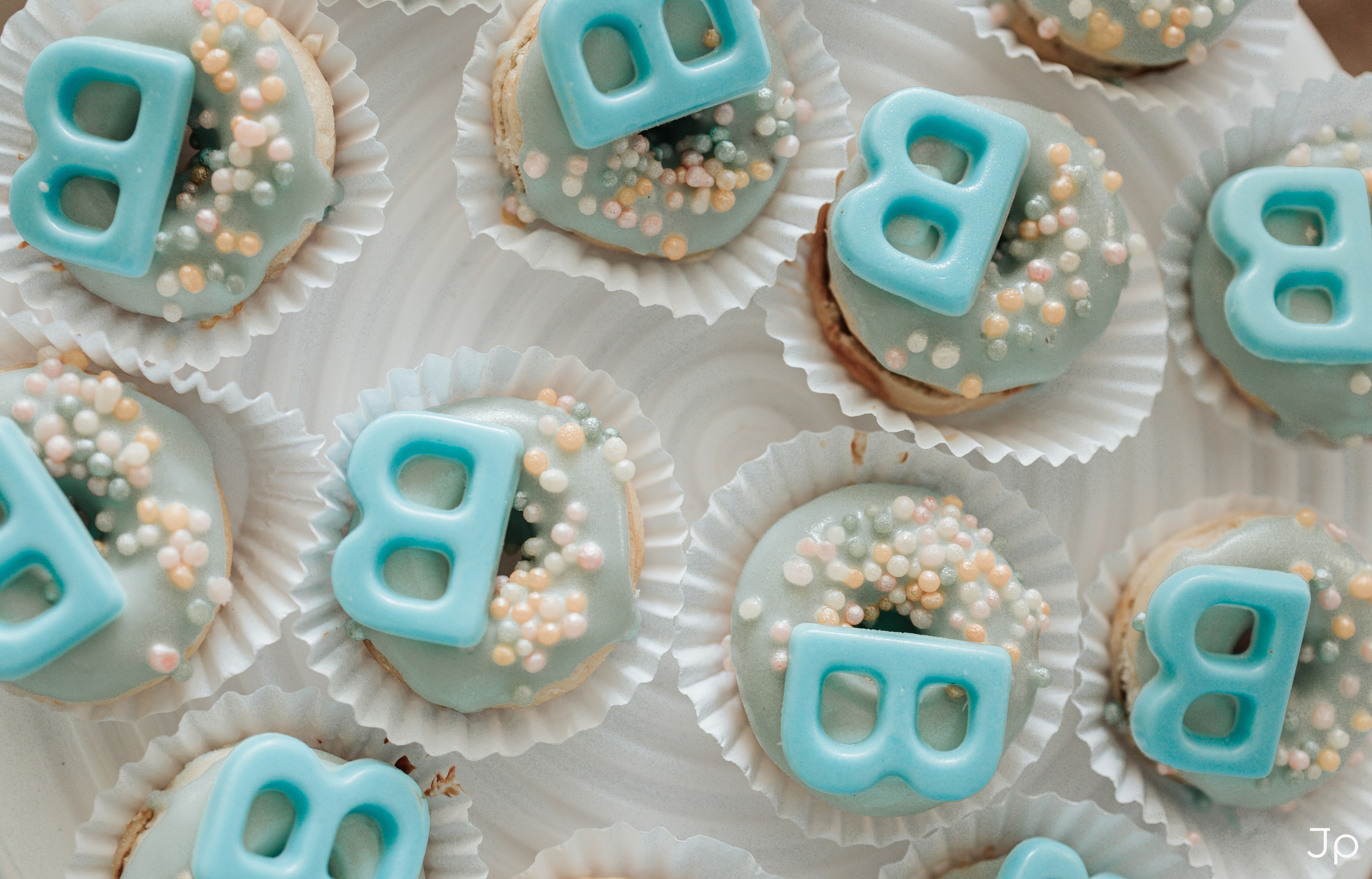 Bolo decorado com animais e nuvens no chá de bebê em Barra Bonita.