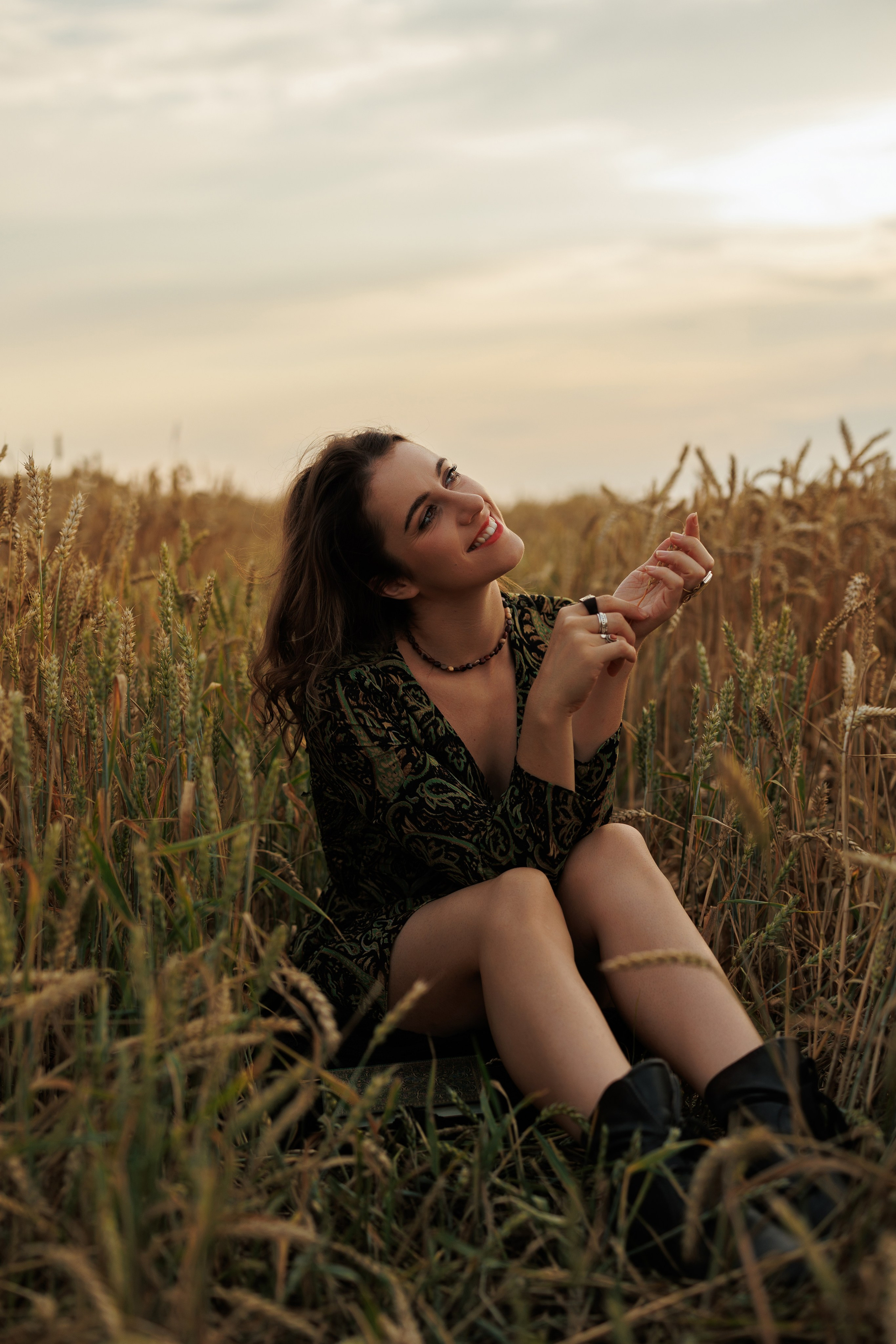 Outdoor Portrait in the Field. Woman with book. Soft&Aesthetic Photography by Kristina Kozheltsova. Kristina Kozheltsova- Soulful Portrait&Lifestyle&Love Story Photographer in Leipzig, Germany
