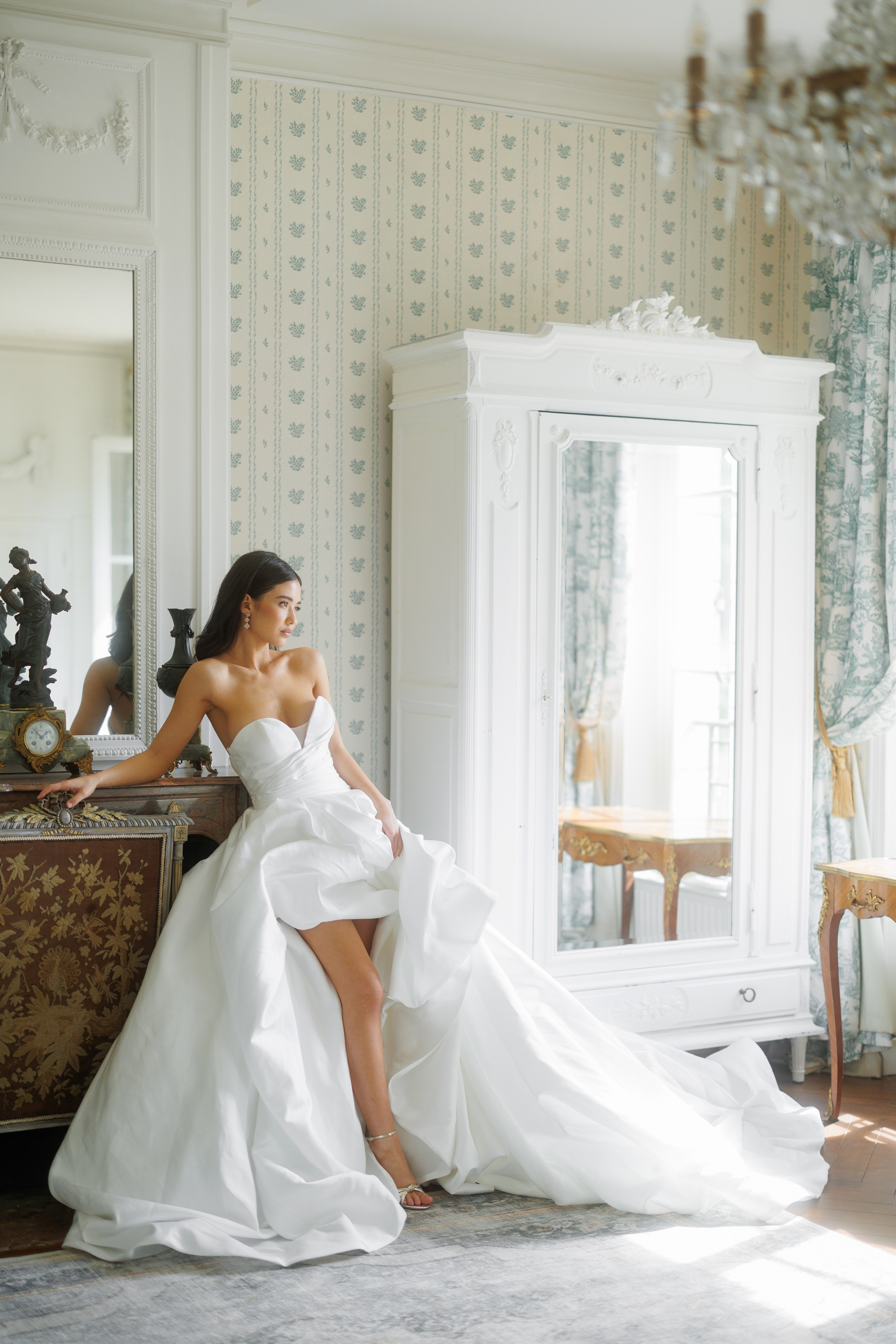 La mariée et sa robe de mariée.