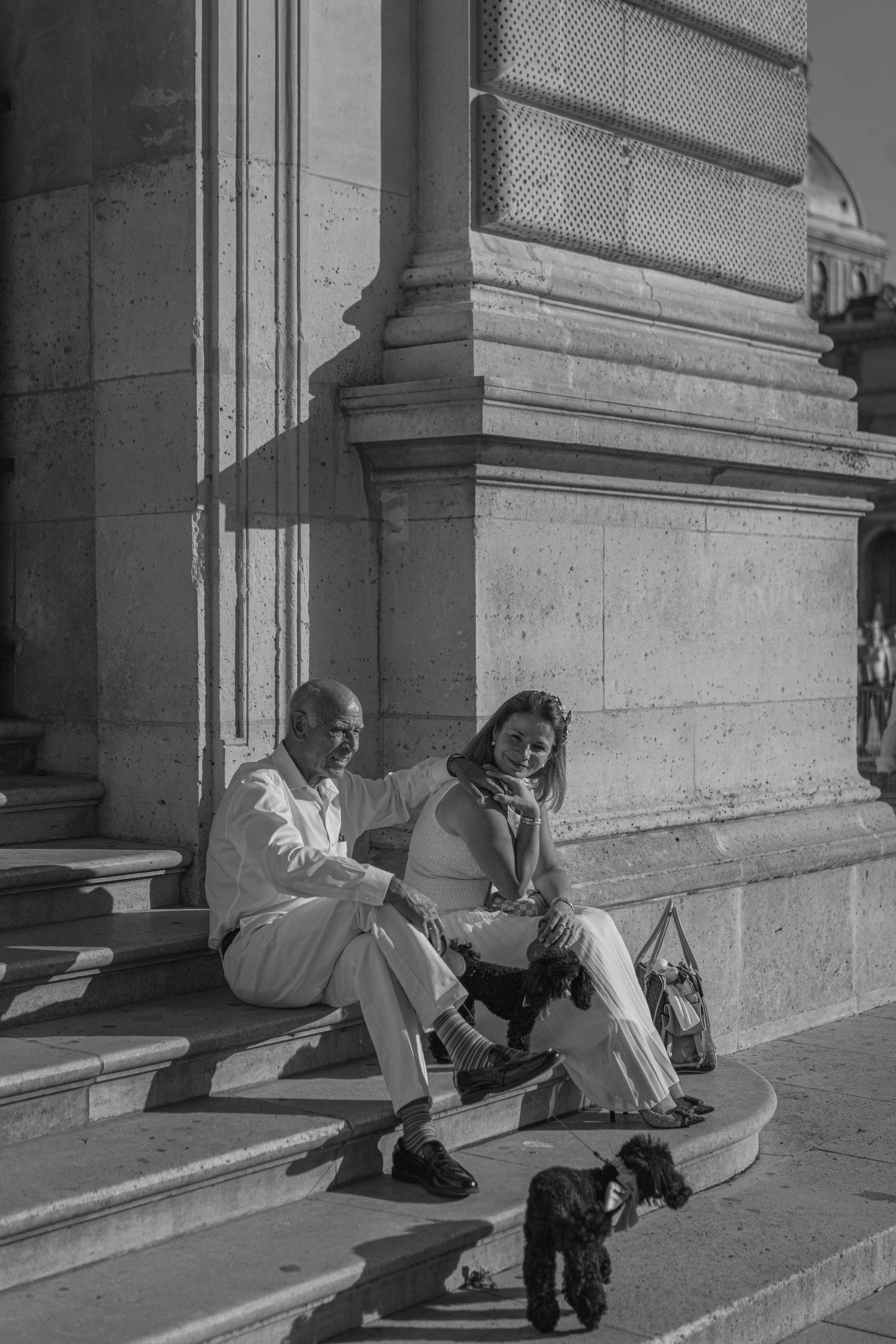 пара с собаками на улицах Парижа