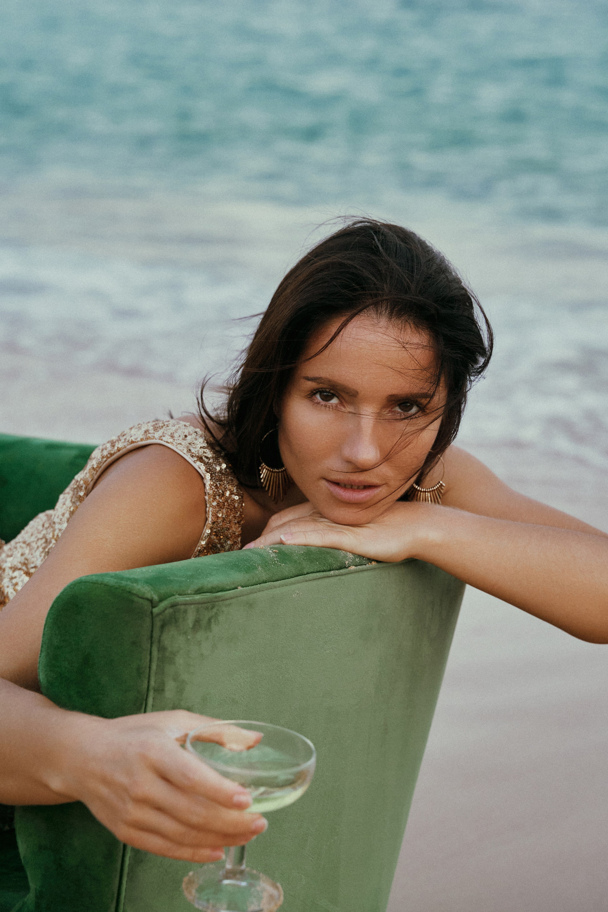 Майя. Диван на пляже. Фотограф в Барселоне Жанна Захарченко