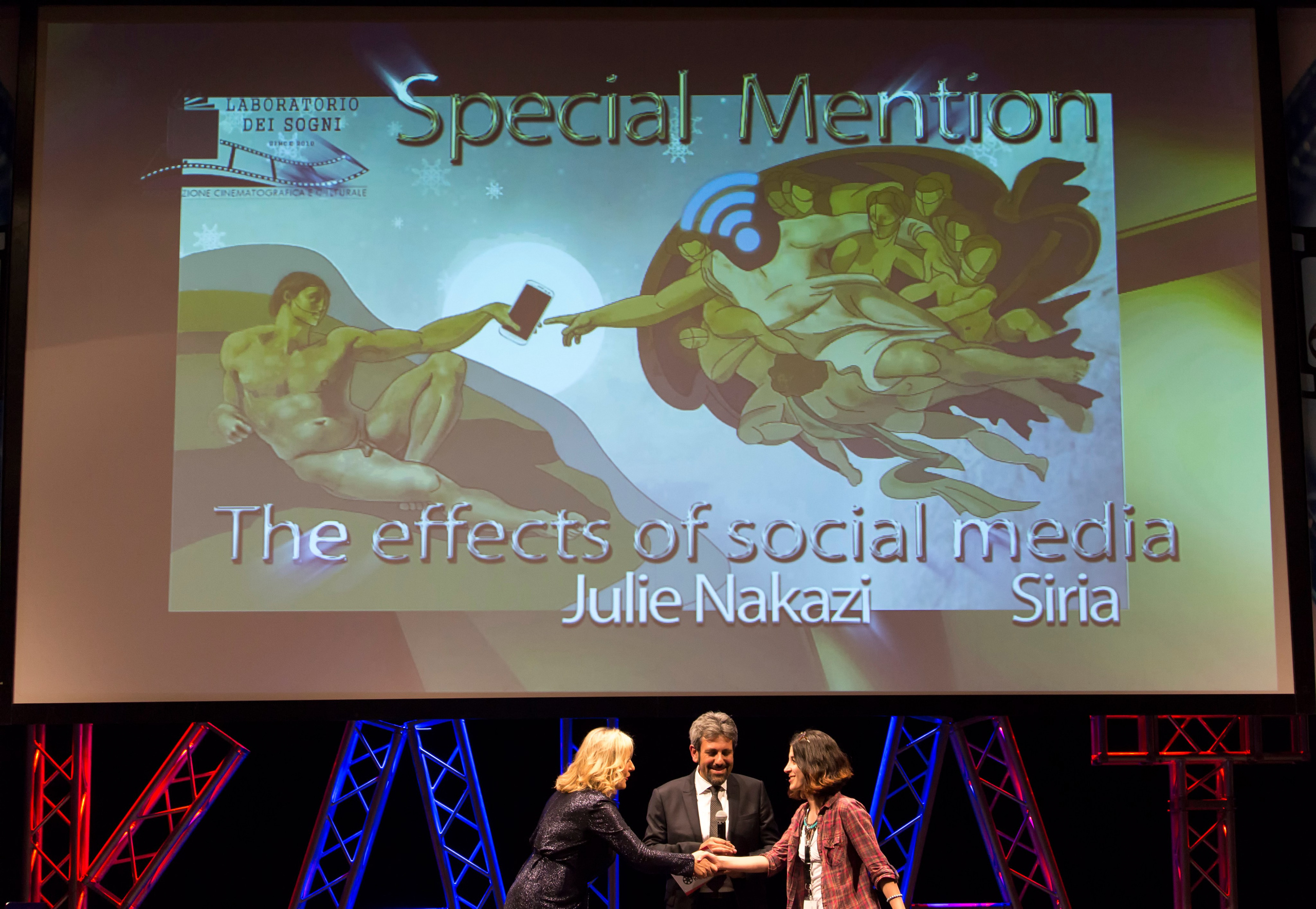 Biography of the photographer Julie Nakzi. Éclat Photos. Exclusive portrait photography service