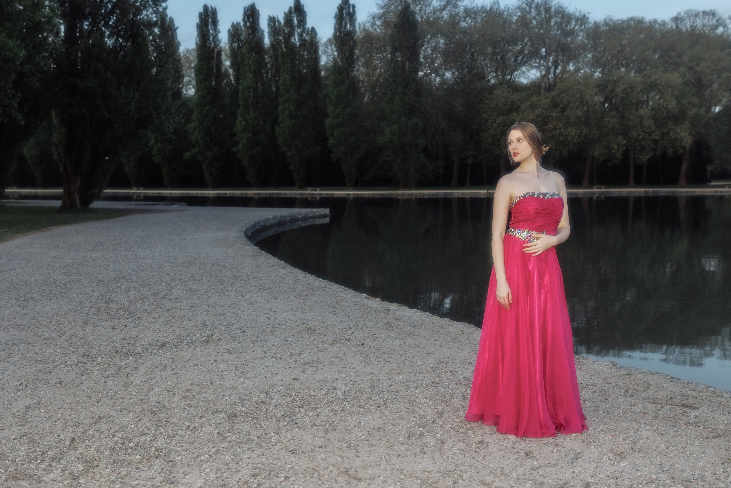 Силуэт оперной певицы в мягком свете весенних сумерек