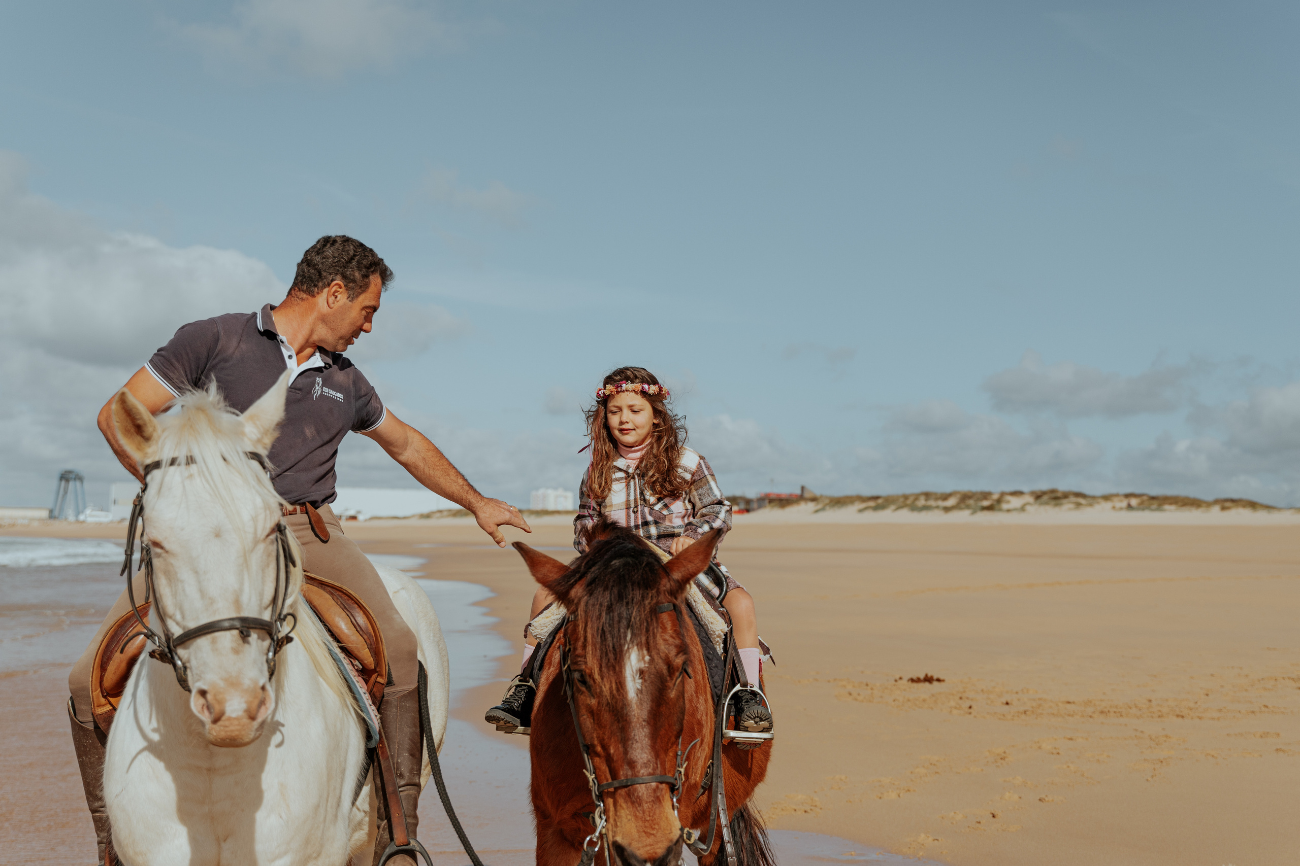 Passeio a cavalo na praia dos Supertubos. Luxury Wedding Photography & Cinematic Films | Portugal & Destination Weddings | Ricardo & Mary Pictures