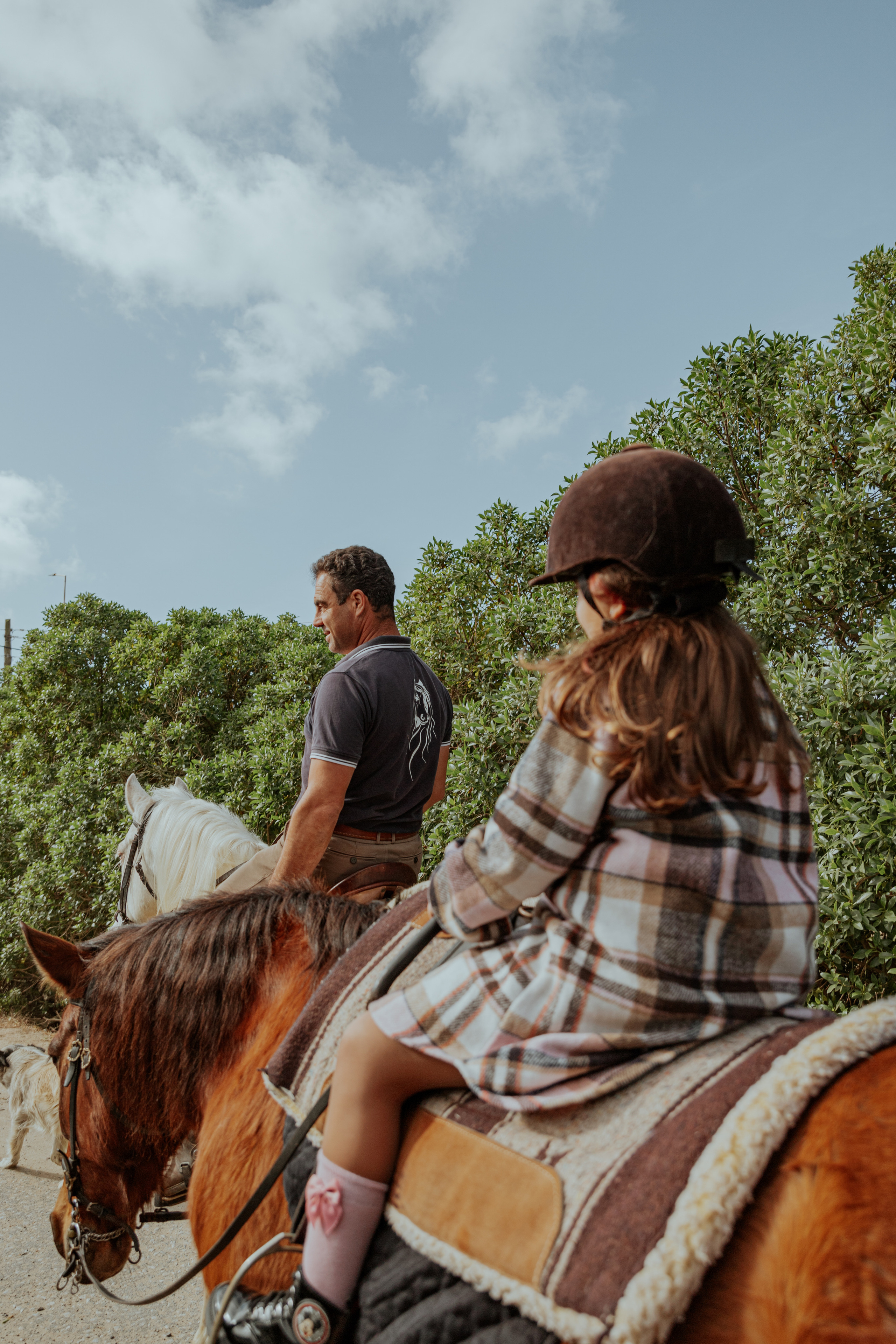 Passeio a cavalo na praia dos Supertubos. Luxury Wedding Photography & Cinematic Films | Portugal & Destination Weddings | Ricardo & Mary Pictures