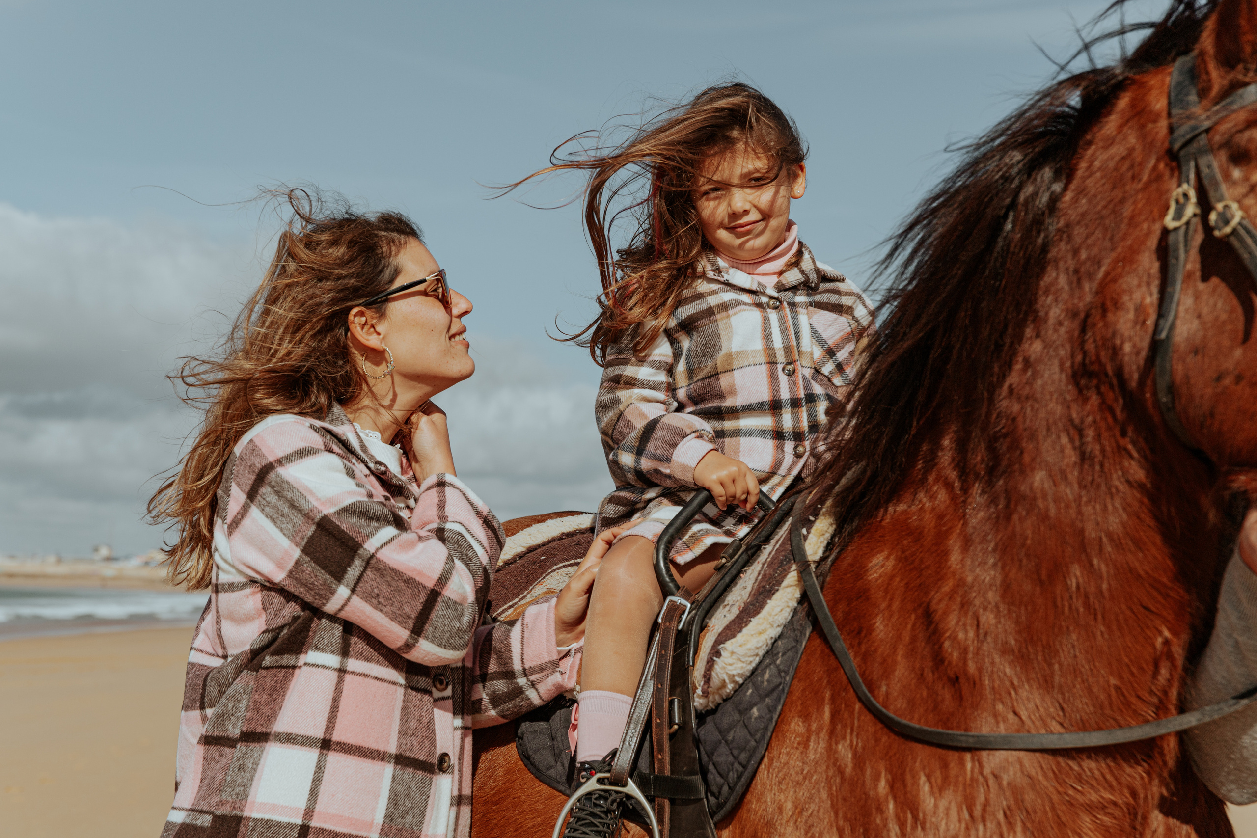 Passeio a cavalo na praia dos Supertubos. Luxury Wedding Photography & Cinematic Films | Portugal & Destination Weddings | Ricardo & Mary Pictures