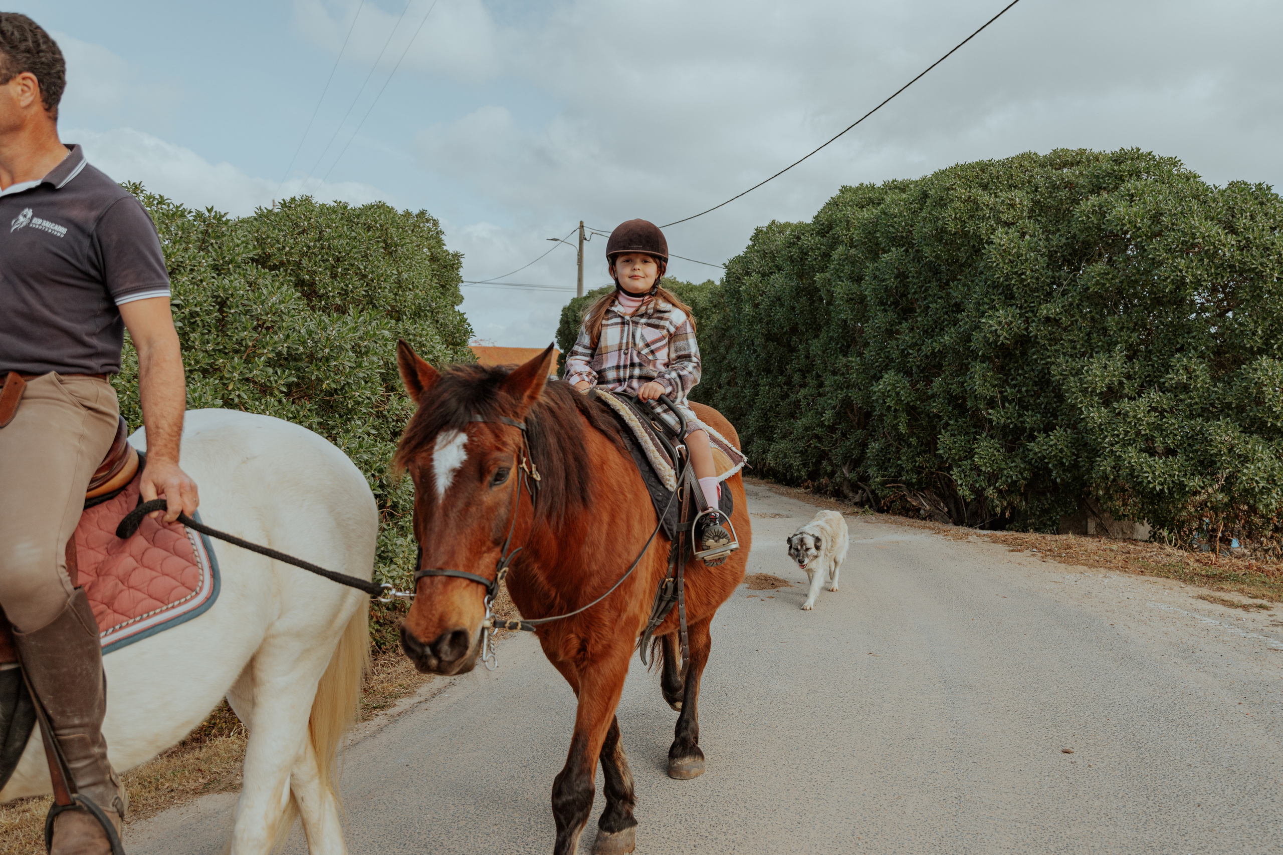 Passeio a cavalo na praia dos Supertubos. Luxury Wedding Photography & Cinematic Films | Portugal & Destination Weddings | Ricardo & Mary Pictures