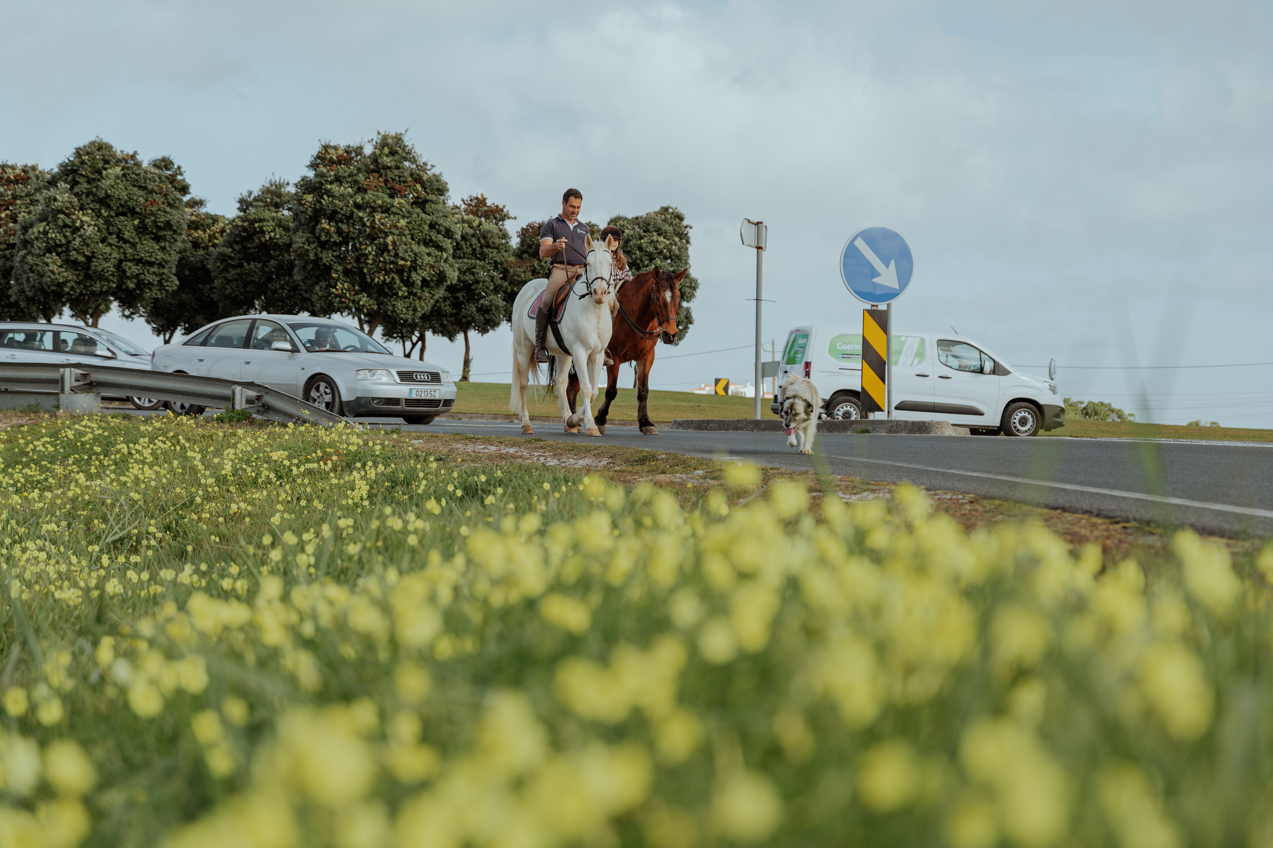 Passeio a cavalo na praia dos Supertubos. Luxury Wedding Photography & Cinematic Films | Portugal & Destination Weddings | Ricardo & Mary Pictures
