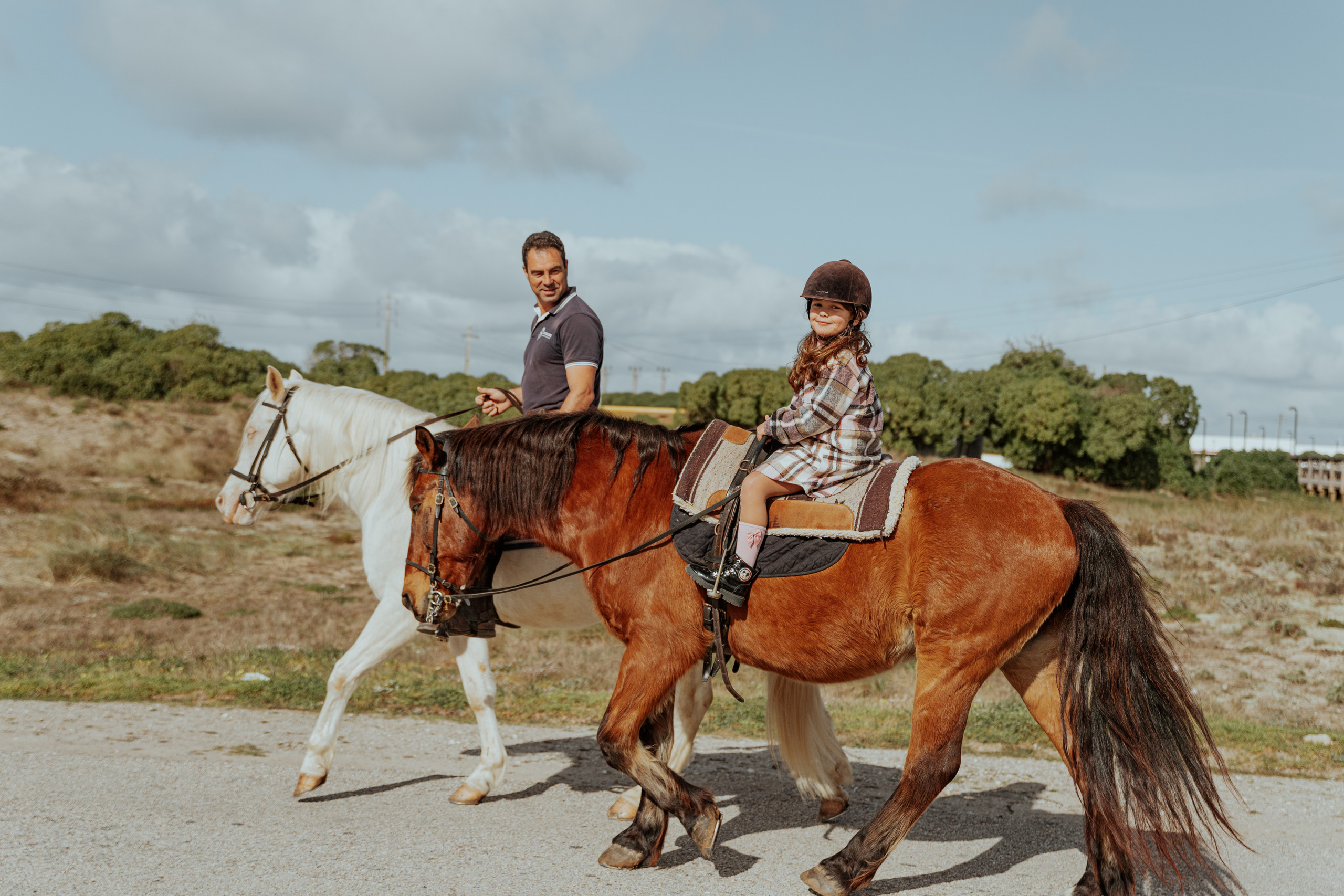 Passeio a cavalo na praia dos Supertubos. Luxury Wedding Photography & Cinematic Films | Portugal & Destination Weddings | Ricardo & Mary Pictures