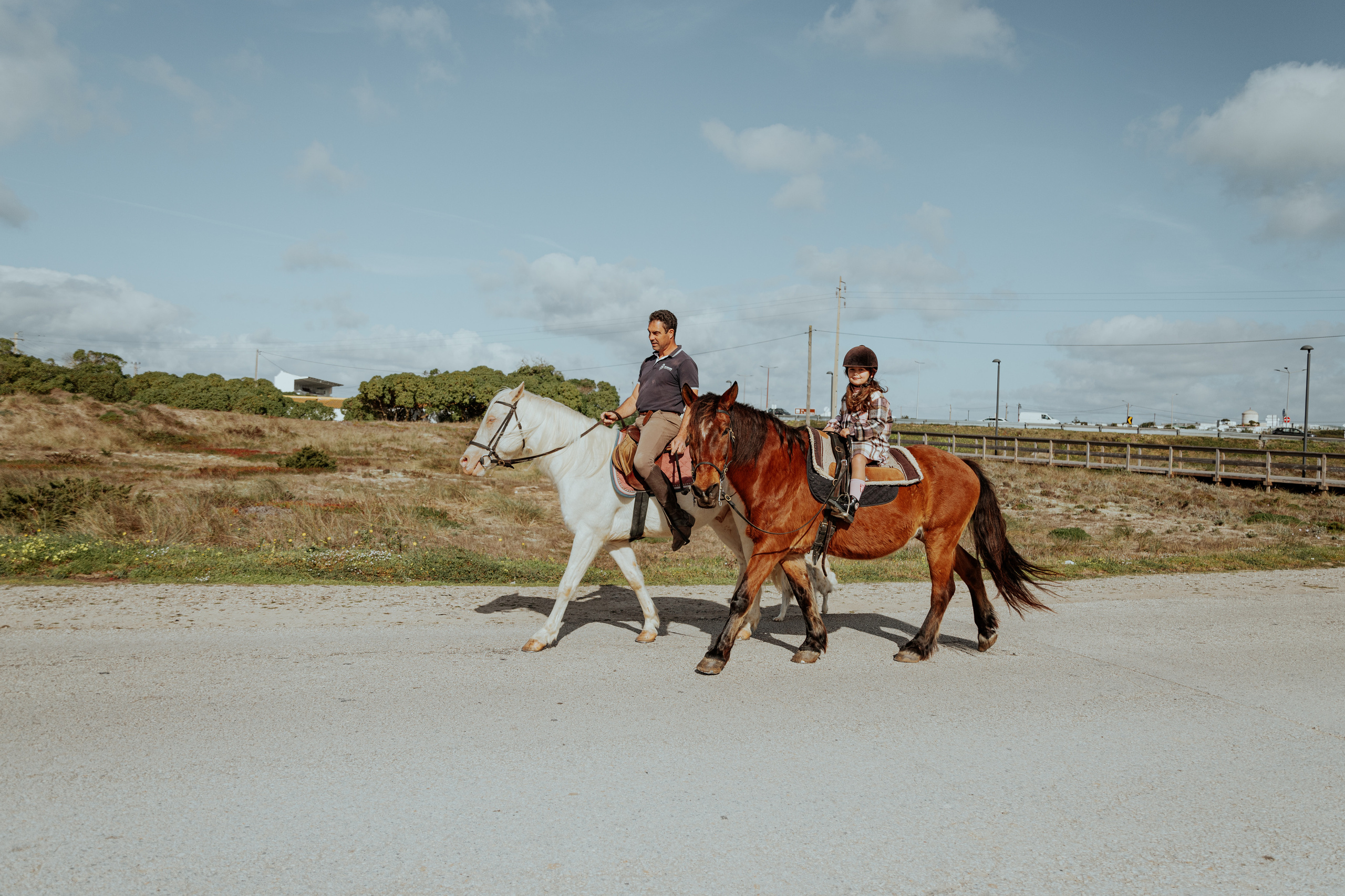 Passeio a cavalo na praia dos Supertubos. Luxury Wedding Photography & Cinematic Films | Portugal & Destination Weddings | Ricardo & Mary Pictures