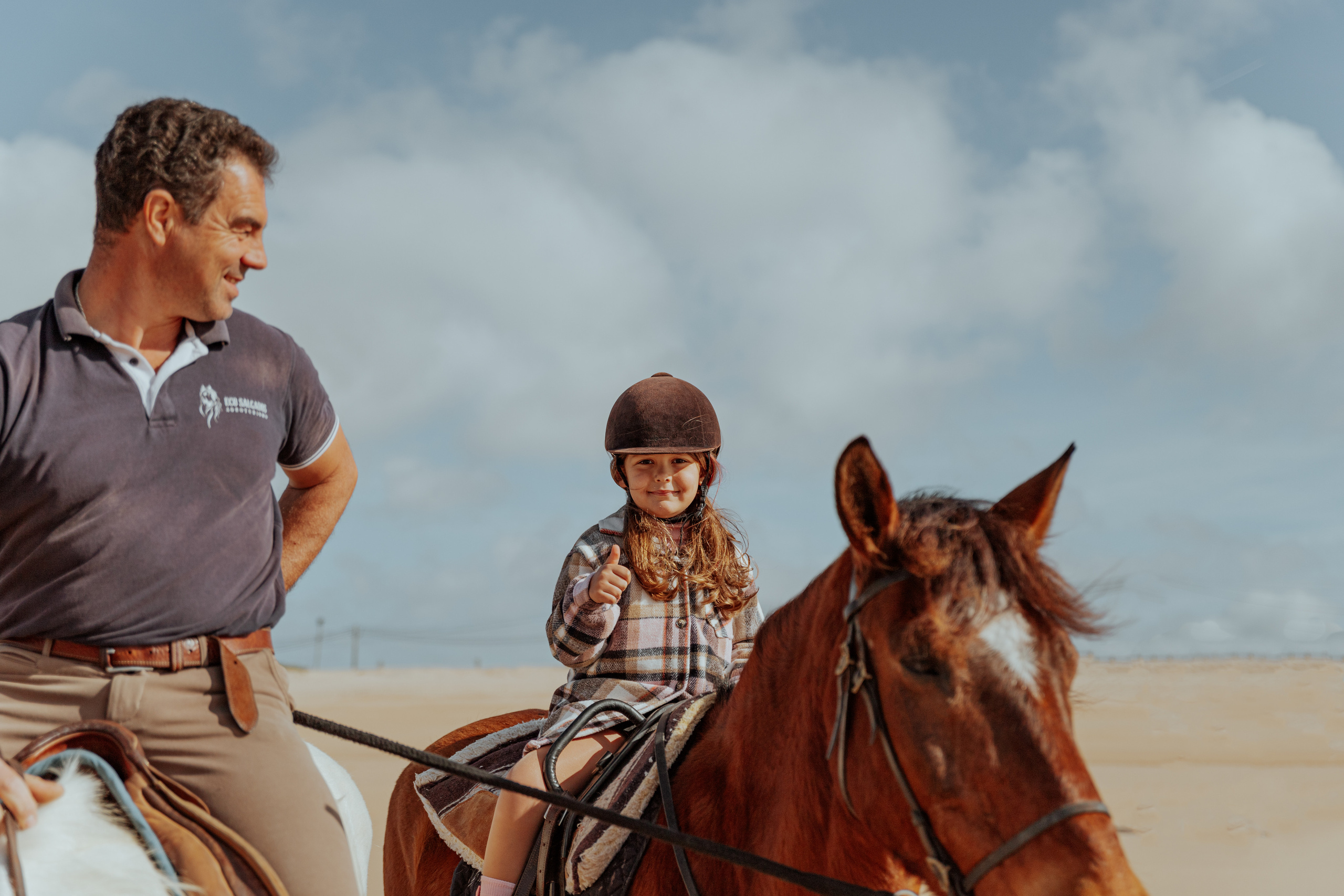 Passeio a cavalo na praia dos Supertubos. Luxury Wedding Photography & Cinematic Films | Portugal & Destination Weddings | Ricardo & Mary Pictures