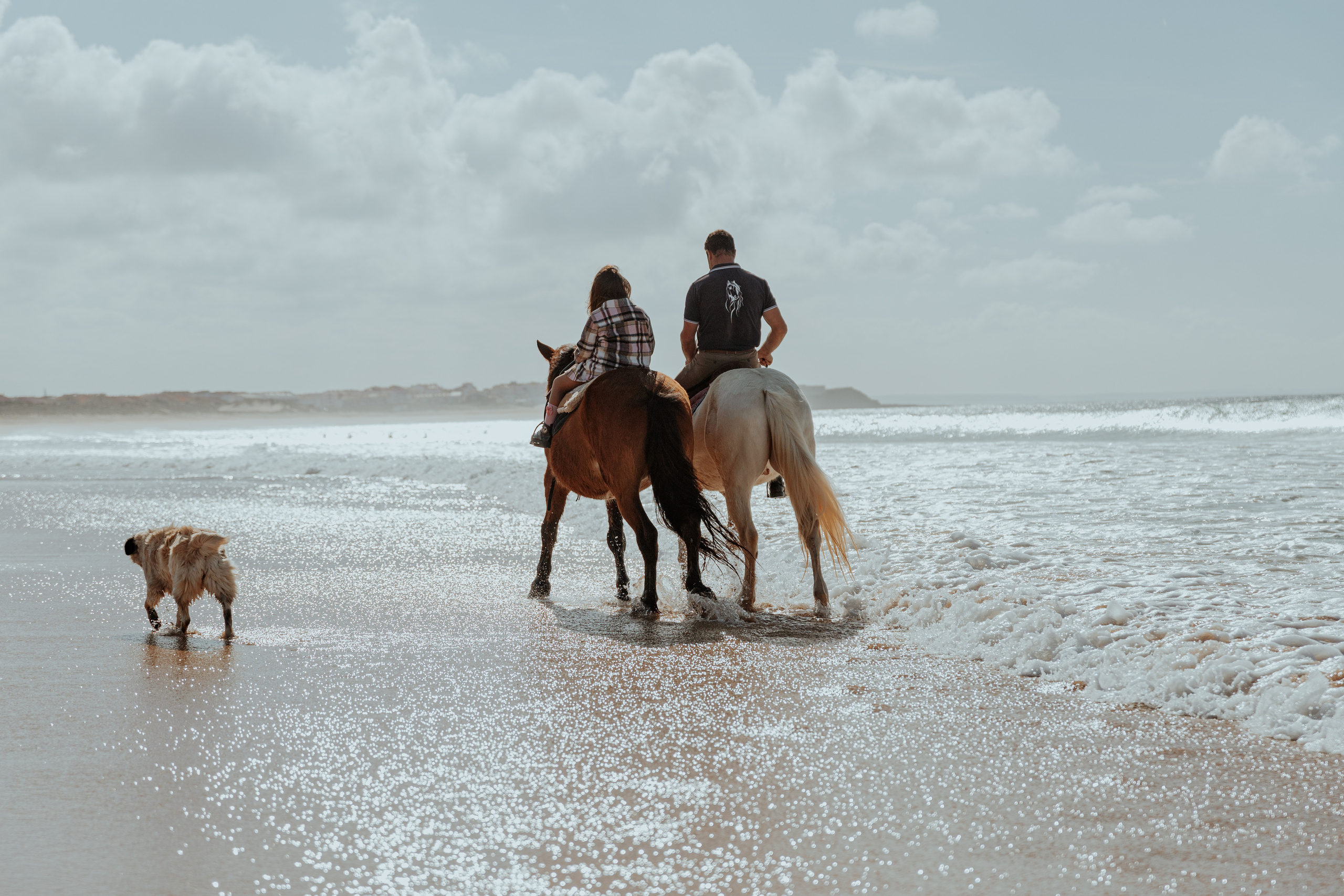 Passeio a cavalo na praia dos Supertubos. Luxury Wedding Photography & Cinematic Films | Portugal & Destination Weddings | Ricardo & Mary Pictures