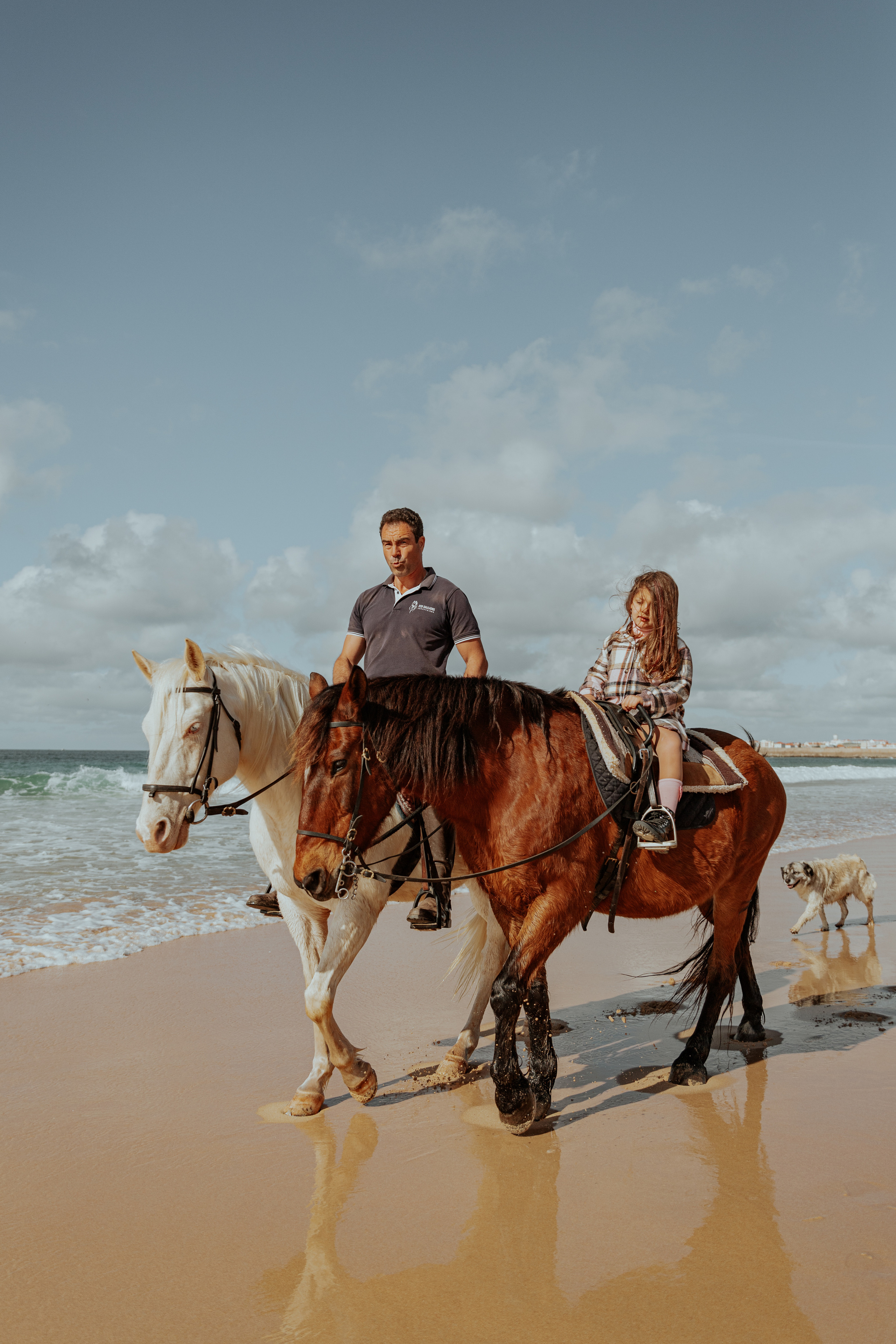 Passeio a cavalo na praia dos Supertubos. Luxury Wedding Photography & Cinematic Films | Portugal & Destination Weddings | Ricardo & Mary Pictures