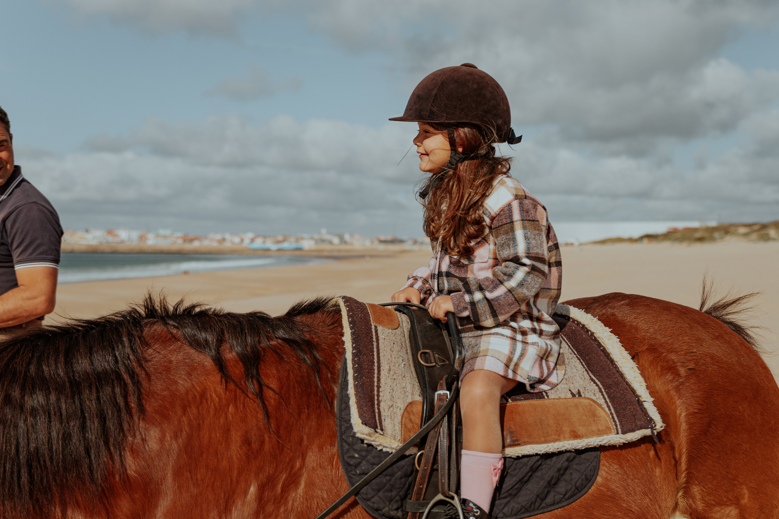 Passeio a cavalo na praia dos Supertubos. Luxury Wedding Photography & Cinematic Films | Portugal & Destination Weddings | Ricardo & Mary Pictures
