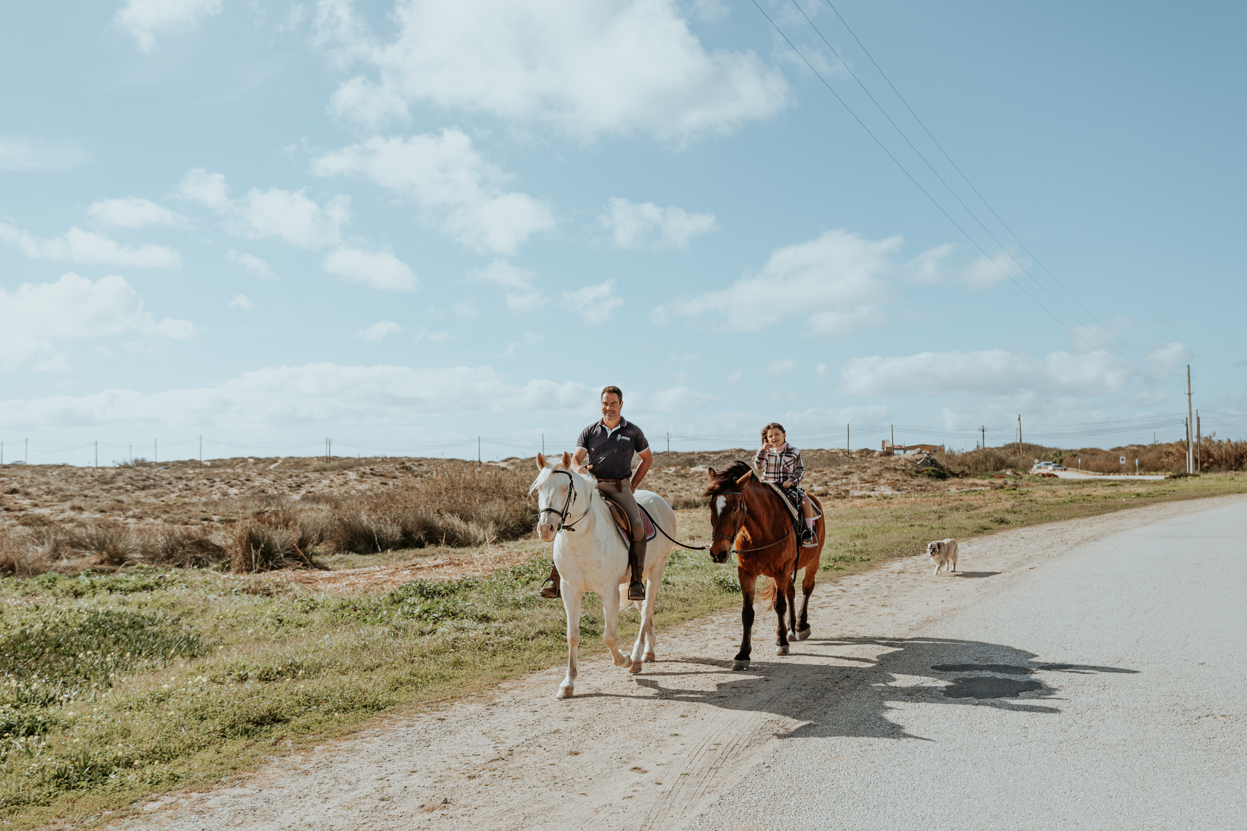 Passeio a cavalo na praia dos Supertubos. Luxury Wedding Photography & Cinematic Films | Portugal & Destination Weddings | Ricardo & Mary Pictures