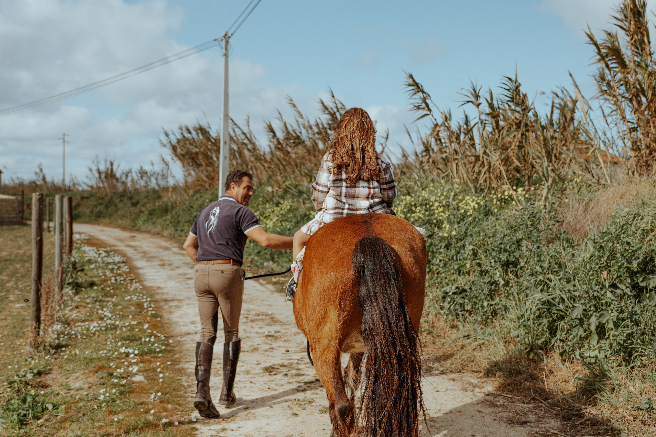 Passeio a cavalo na praia dos Supertubos. Luxury Wedding Photography & Cinematic Films | Portugal & Destination Weddings | Ricardo & Mary Pictures