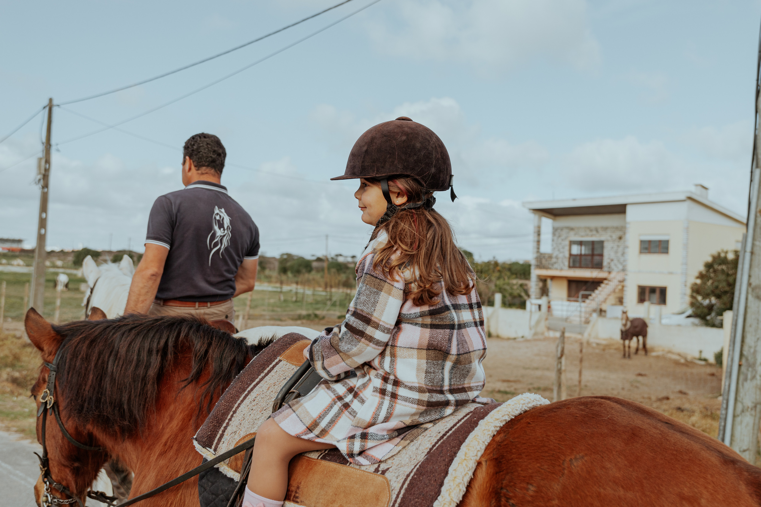 Passeio a cavalo na praia dos Supertubos. Luxury Wedding Photography & Cinematic Films | Portugal & Destination Weddings | Ricardo & Mary Pictures