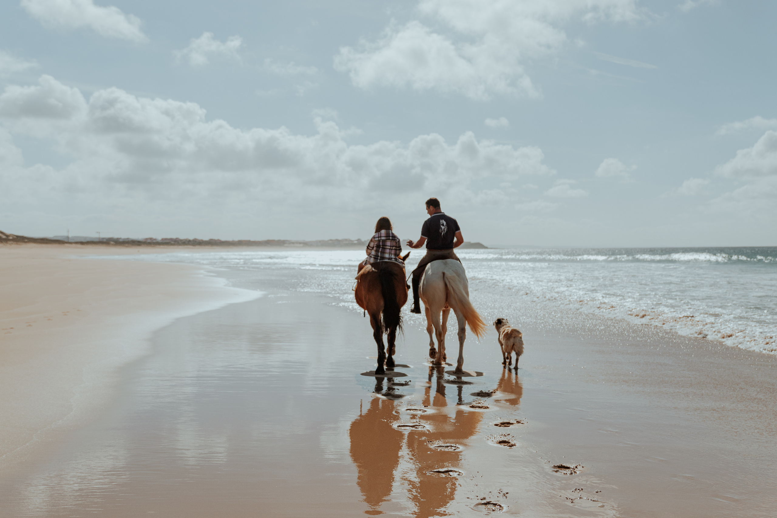 Passeio a cavalo na praia dos Supertubos. Luxury Wedding Photography & Cinematic Films | Portugal & Destination Weddings | Ricardo & Mary Pictures