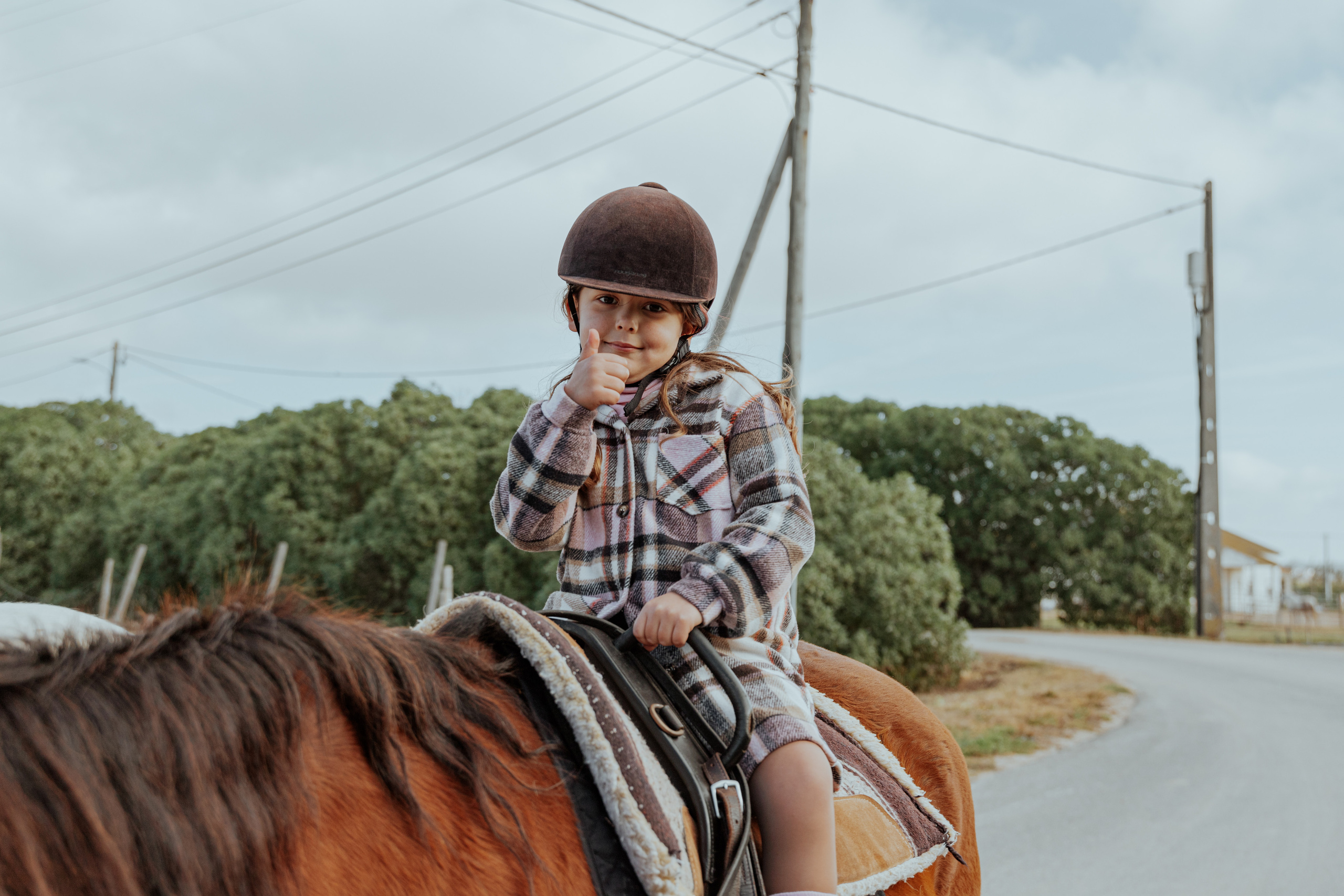 Passeio a cavalo na praia dos Supertubos. Luxury Wedding Photography & Cinematic Films | Portugal & Destination Weddings | Ricardo & Mary Pictures