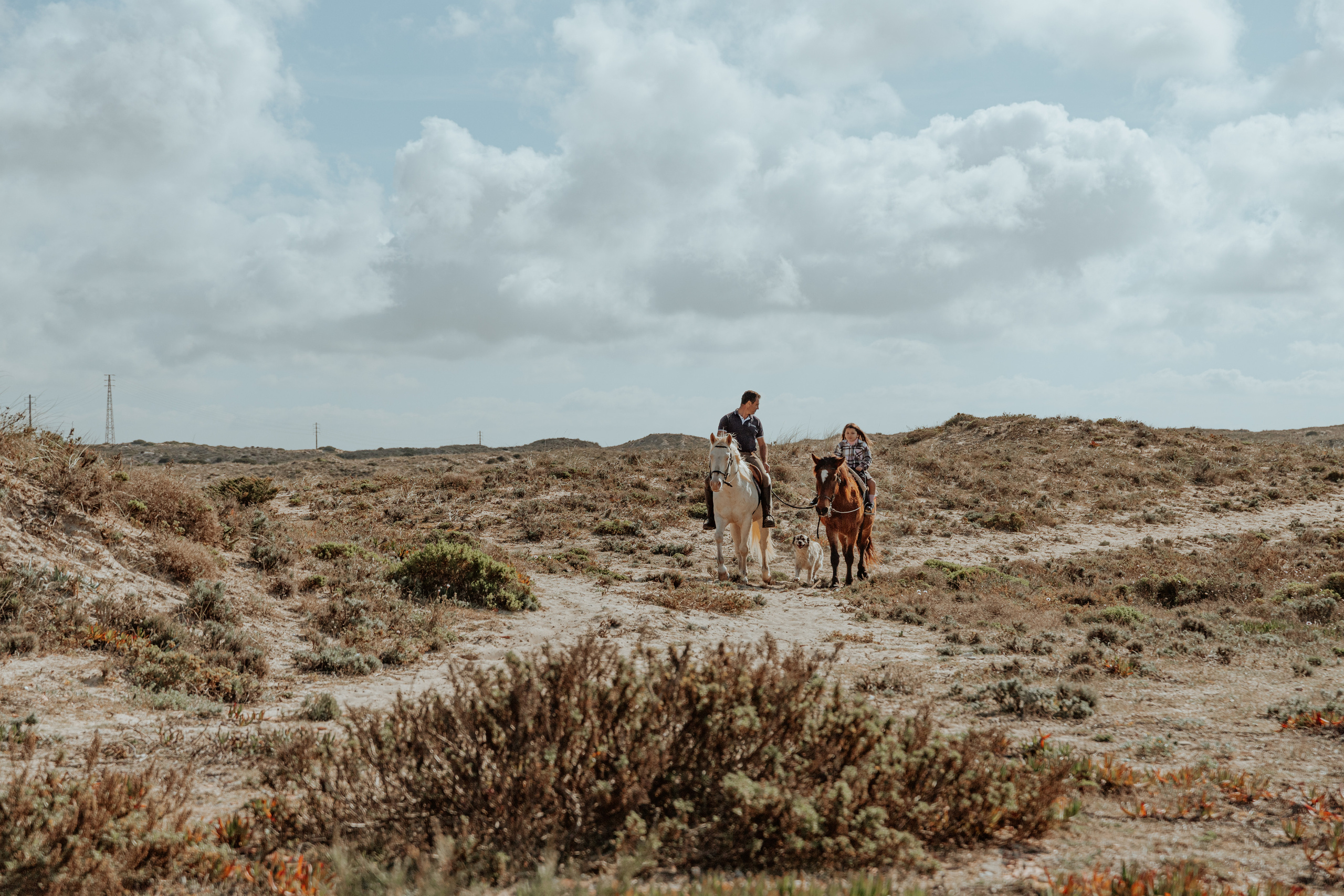 Passeio a cavalo na praia dos Supertubos. Luxury Wedding Photography & Cinematic Films | Portugal & Destination Weddings | Ricardo & Mary Pictures