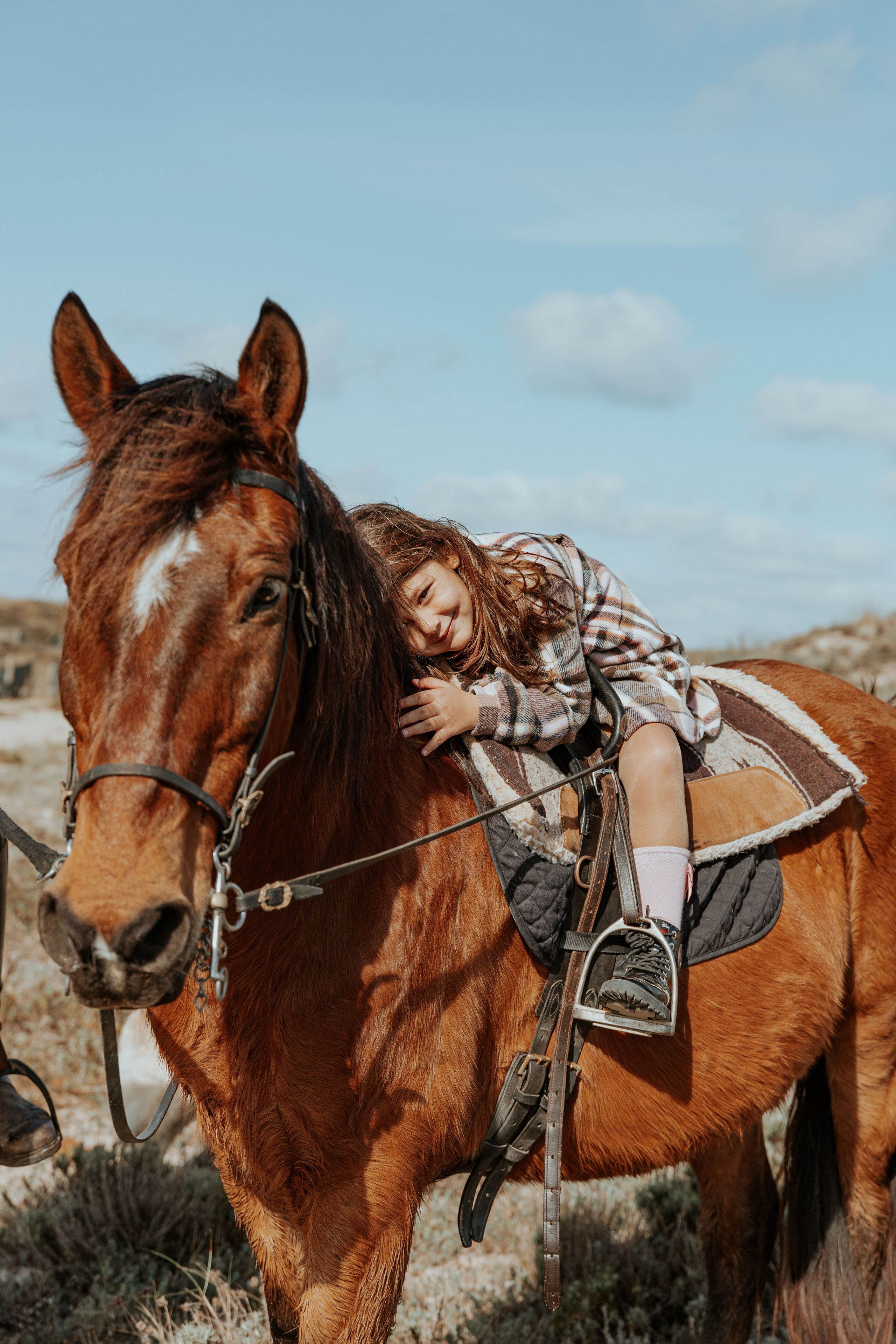 Passeio a cavalo na praia dos Supertubos. Luxury Wedding Photography & Cinematic Films | Portugal & Destination Weddings | Ricardo & Mary Pictures