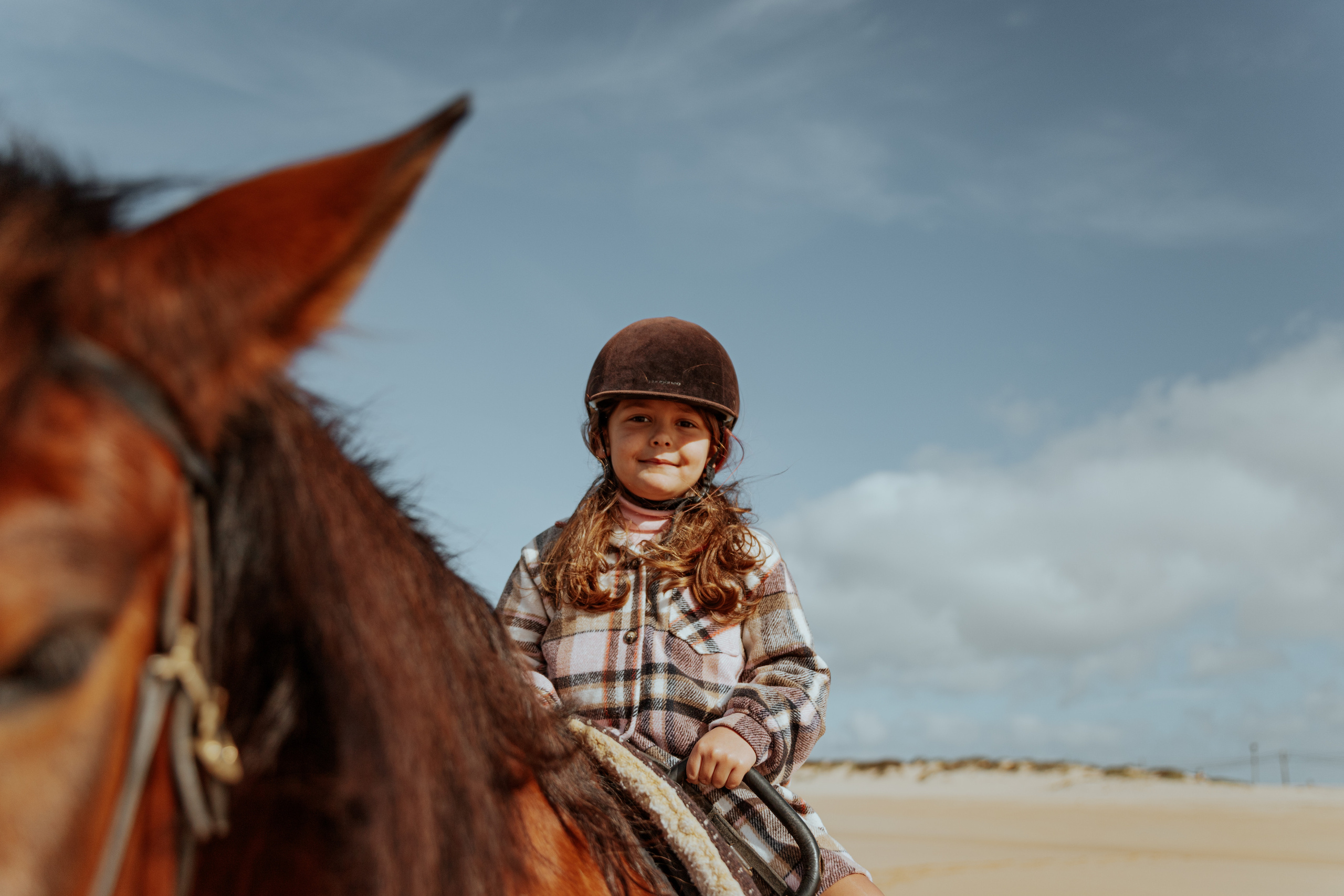 Passeio a cavalo na praia dos Supertubos. Luxury Wedding Photography & Cinematic Films | Portugal & Destination Weddings | Ricardo & Mary Pictures