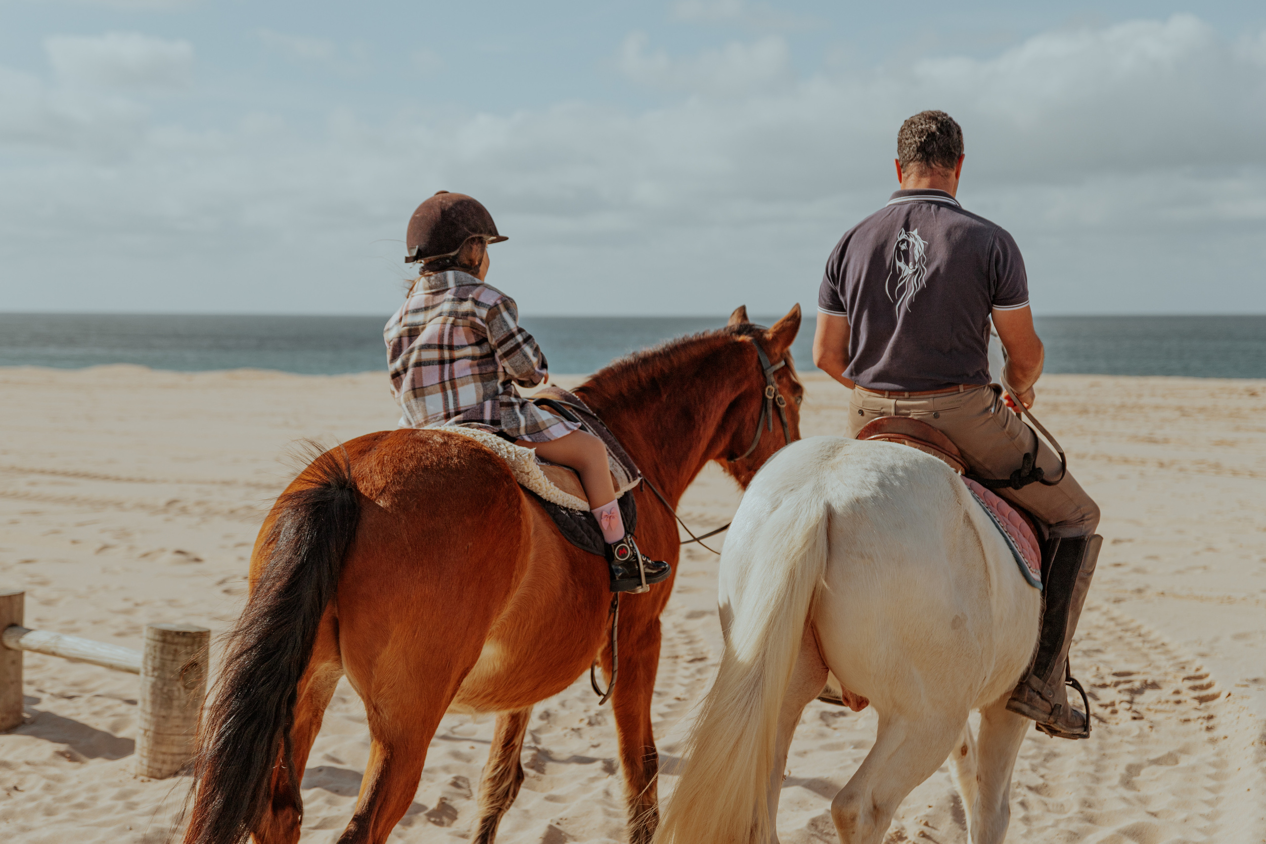 Passeio a cavalo na praia dos Supertubos. Luxury Wedding Photography & Cinematic Films | Portugal & Destination Weddings | Ricardo & Mary Pictures