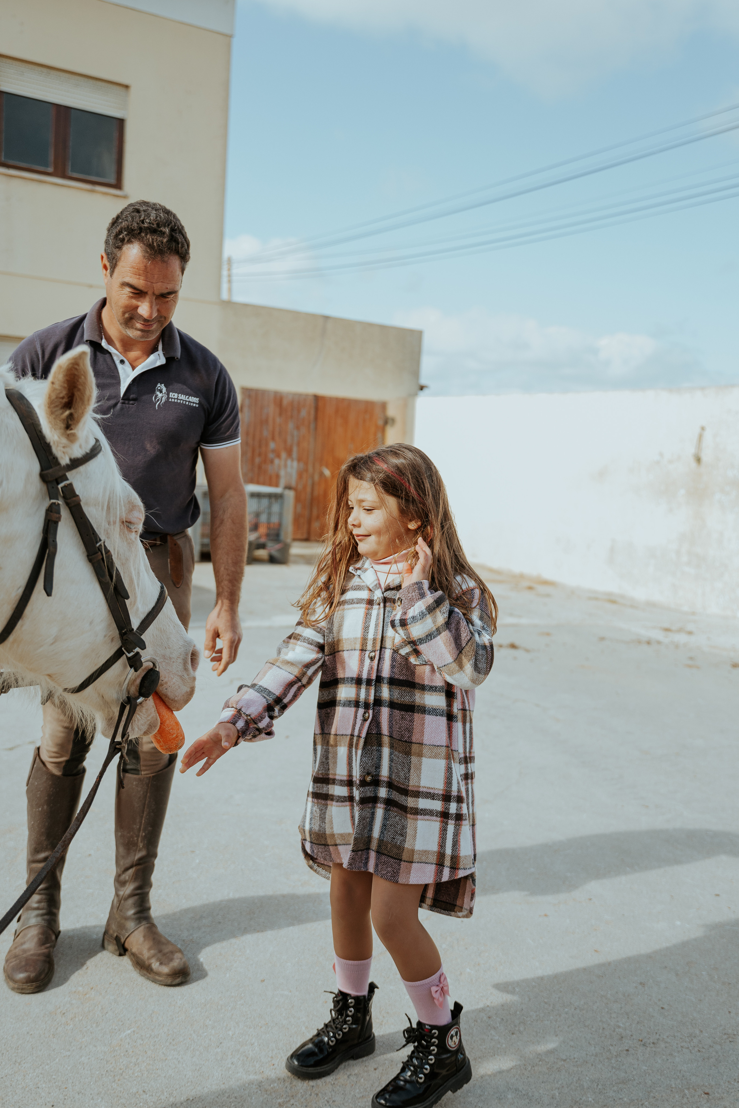Passeio a cavalo na praia dos Supertubos. Luxury Wedding Photography & Cinematic Films | Portugal & Destination Weddings | Ricardo & Mary Pictures