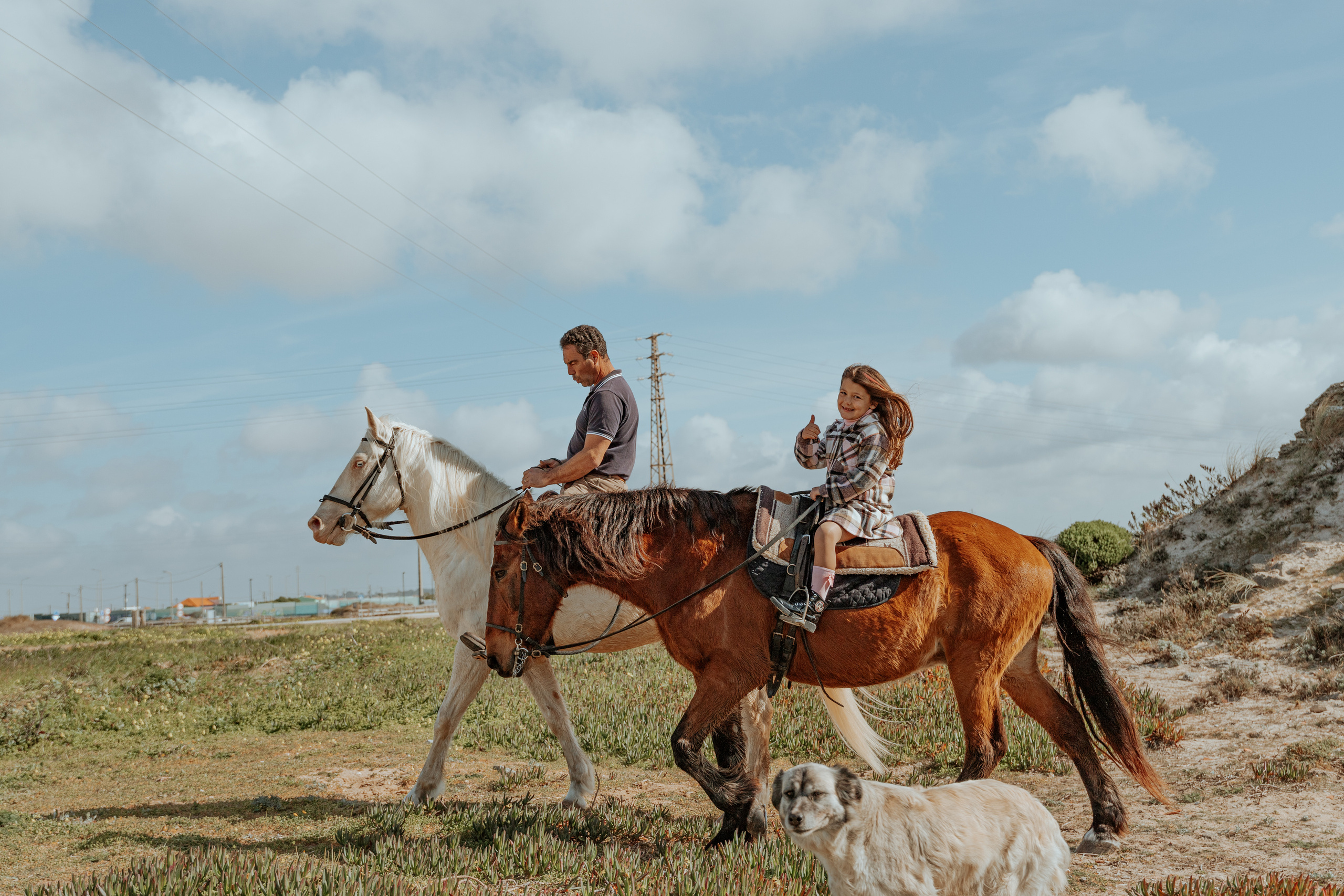 Passeio a cavalo na praia dos Supertubos. Luxury Wedding Photography & Cinematic Films | Portugal & Destination Weddings | Ricardo & Mary Pictures