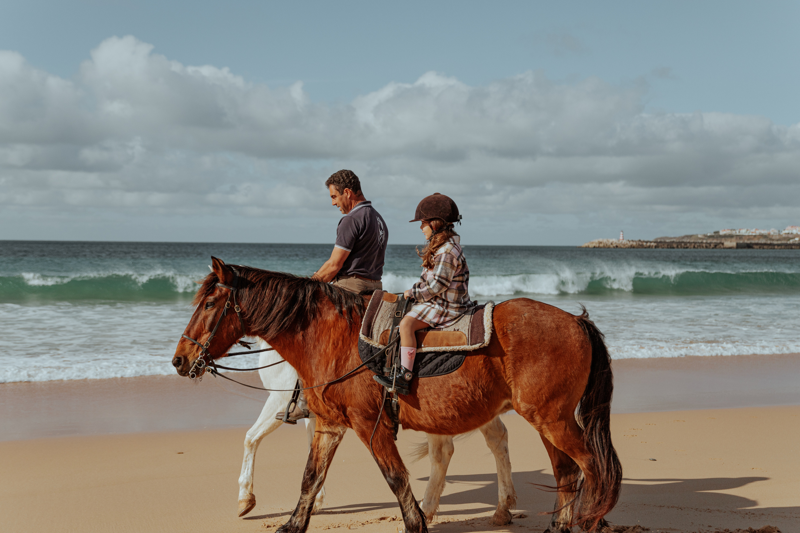 Passeio a cavalo na praia dos Supertubos. Luxury Wedding Photography & Cinematic Films | Portugal & Destination Weddings | Ricardo & Mary Pictures