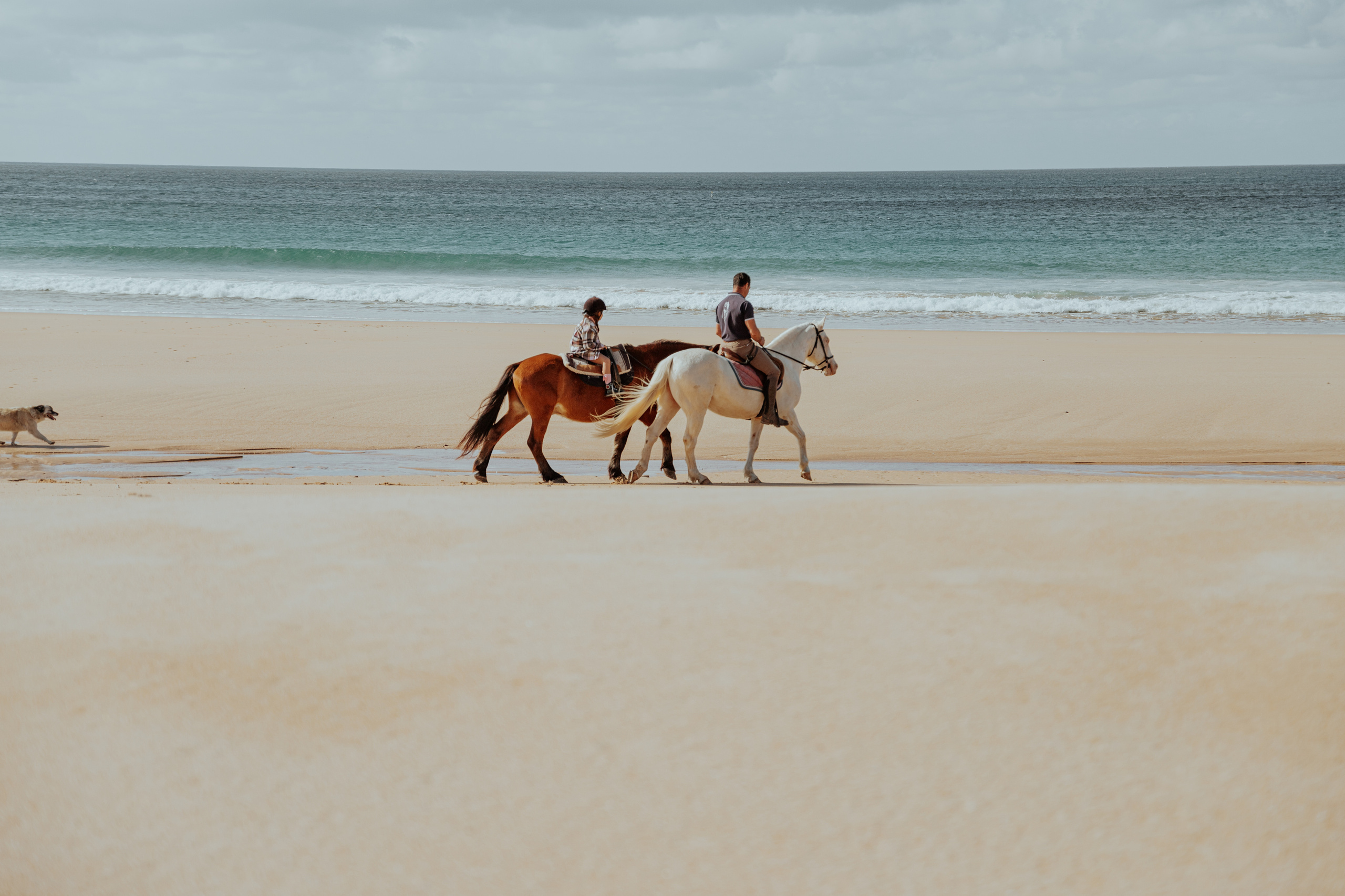 Passeio a cavalo na praia dos Supertubos. Luxury Wedding Photography & Cinematic Films | Portugal & Destination Weddings | Ricardo & Mary Pictures