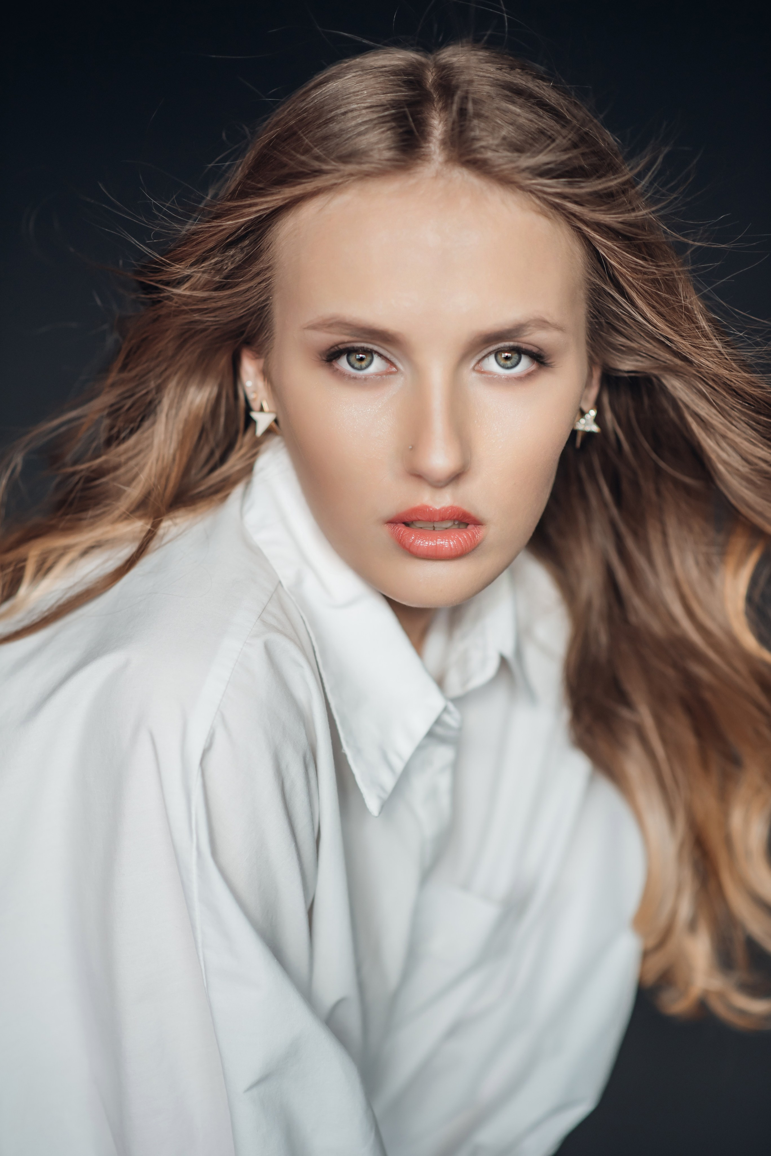 Fotosesijos studijoje. Aukse Stravi fotografė