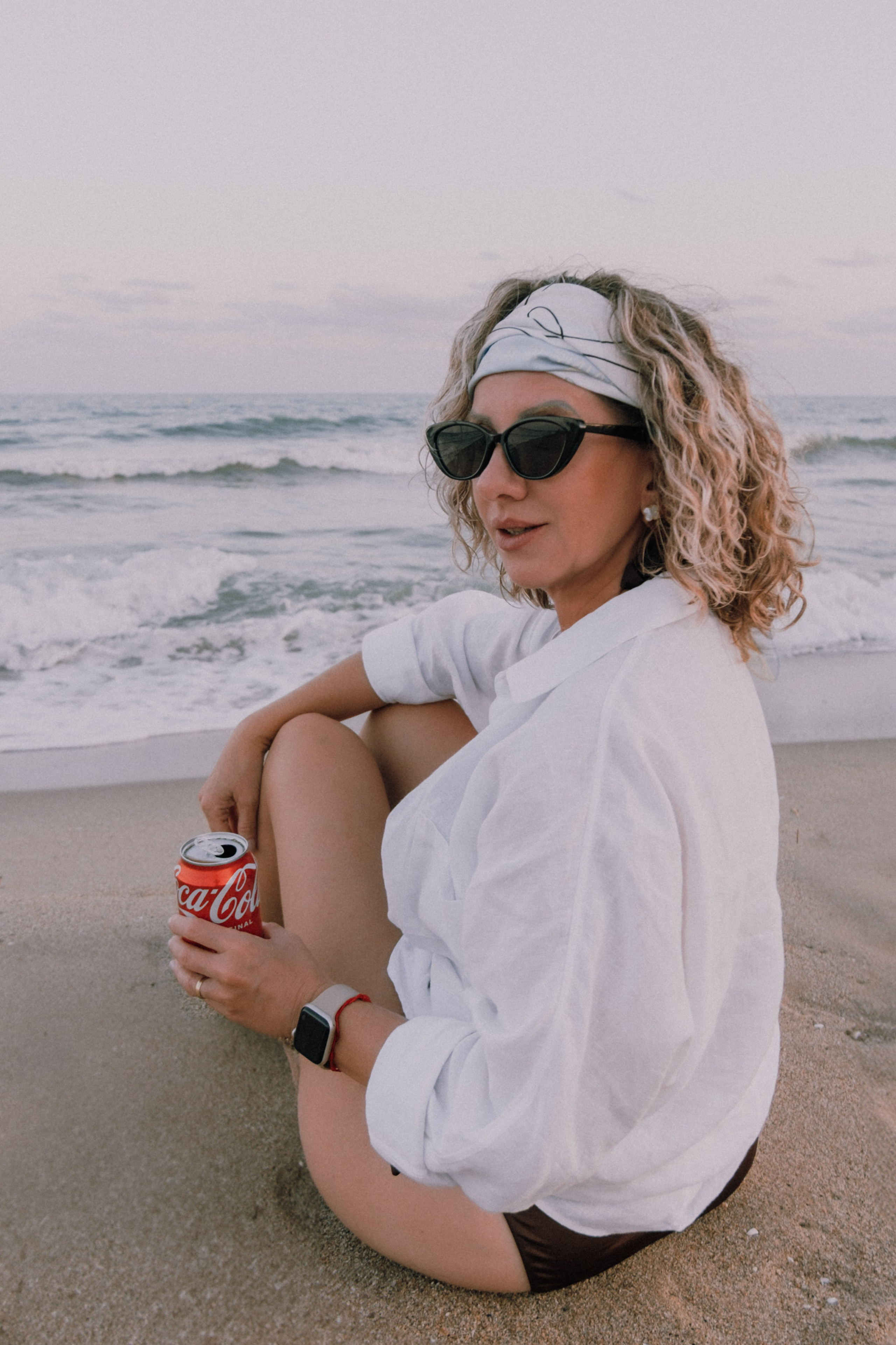 Sesión de amigas en la playa. Fotografía profesional en Calafell - Elena Medvedeva