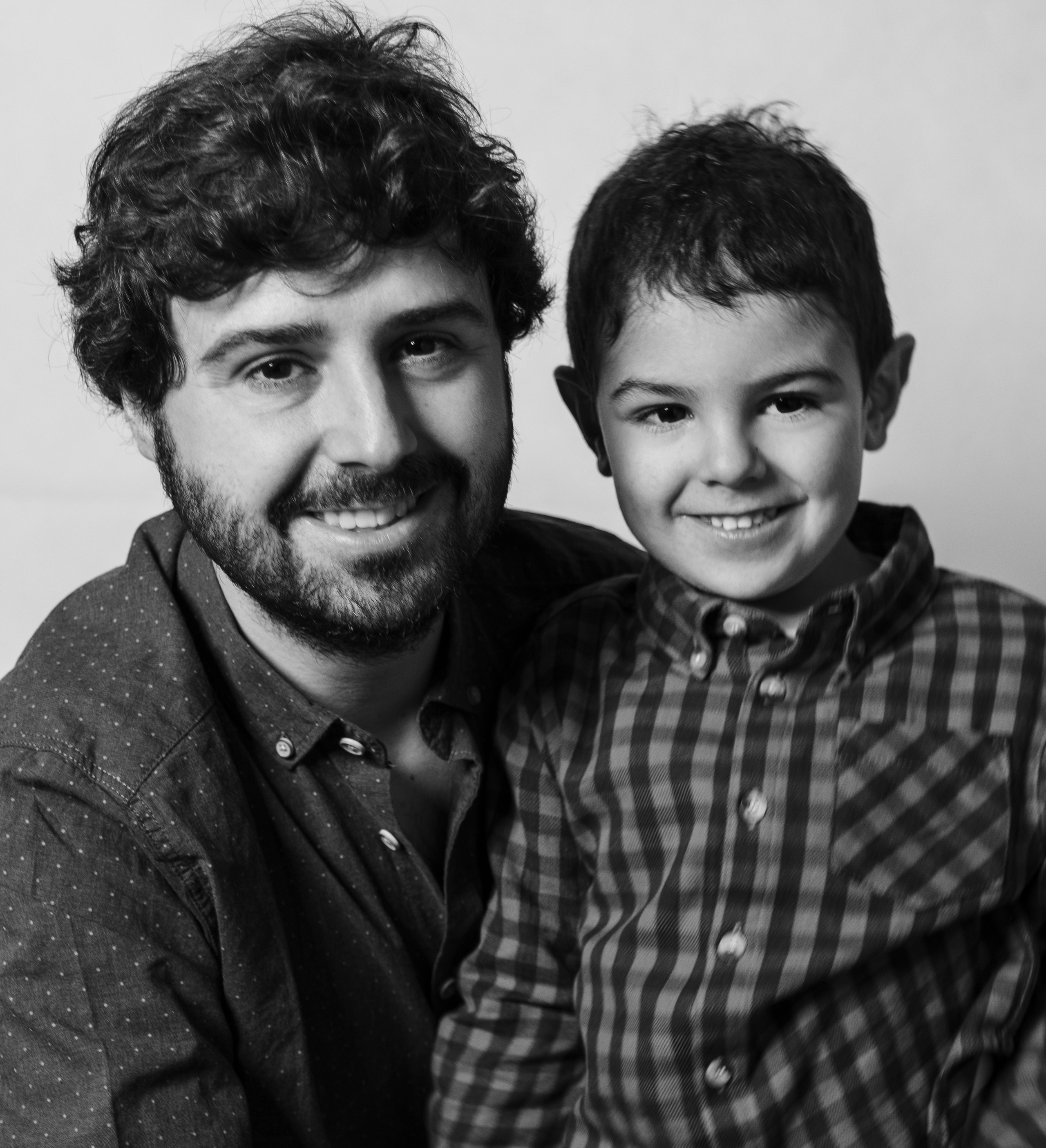 Fotografía de familia en Córdoba. Sesiones naturales y llenas de emoción. Fotógrafo y videógrafo en Córdoba (España)