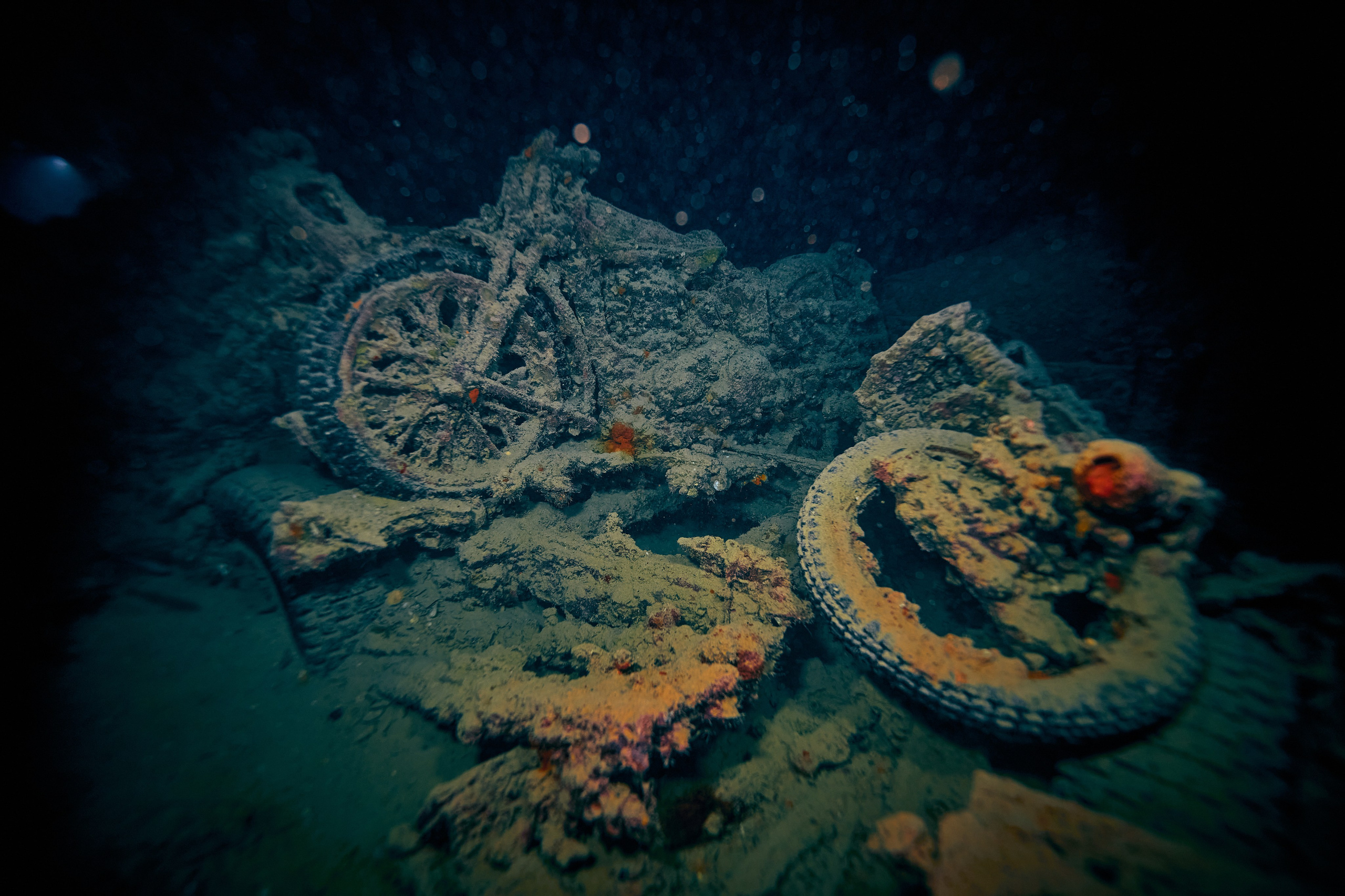 Underwater photographer Andriej Szypilow - photos of the mysterious SS Thistlegorm - sunken ship in the red sea