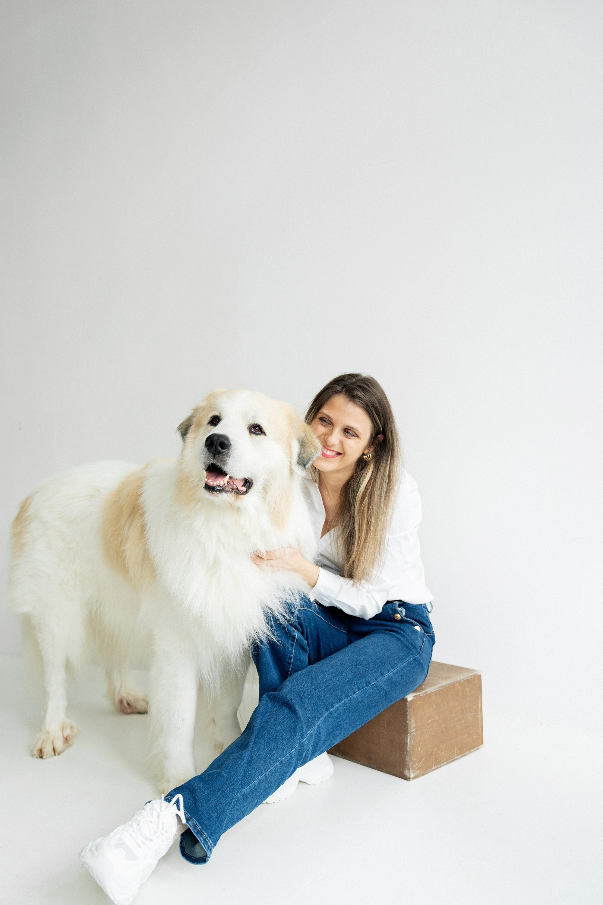 Poros ir jų šuns fotosesija studijoje Vilniuje. Vita Klimaševska ○ Fluffy Soulmate Photography