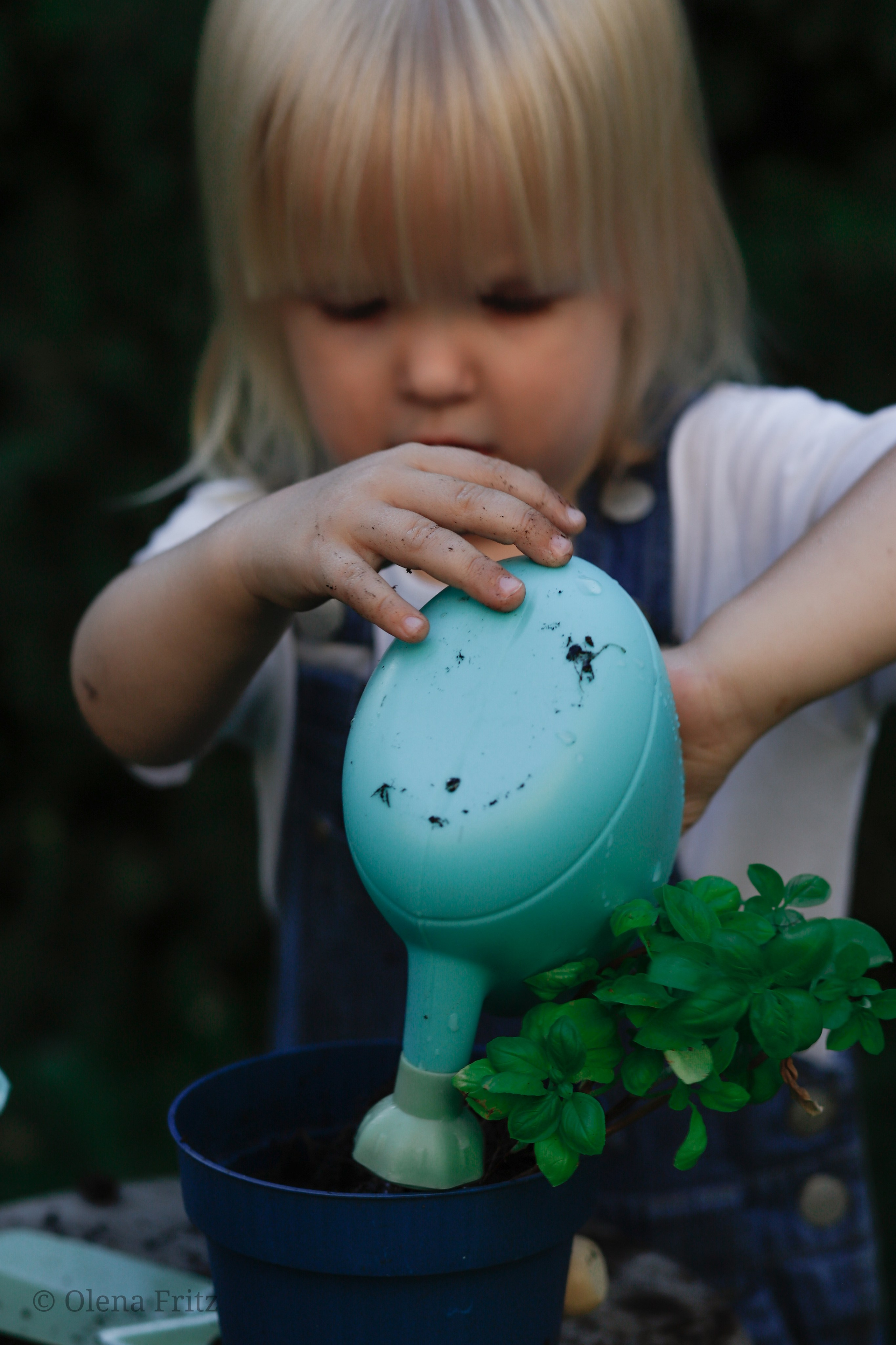 Mädchen im Garten. Olena Fritz Fotografie
