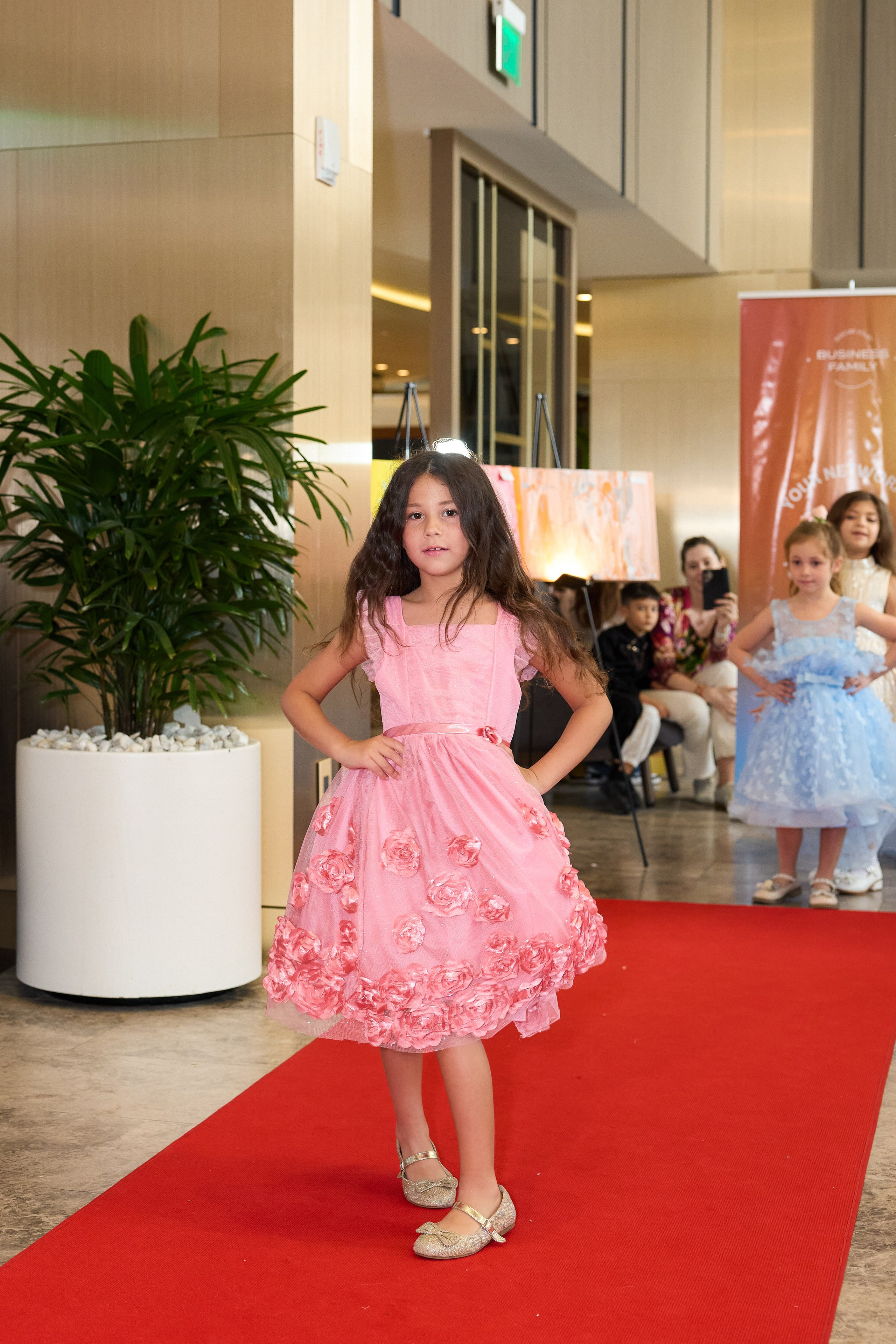 Авторская благотворительная художественная выставка Дианы Бортник. Фотограф Юлия Маковеева