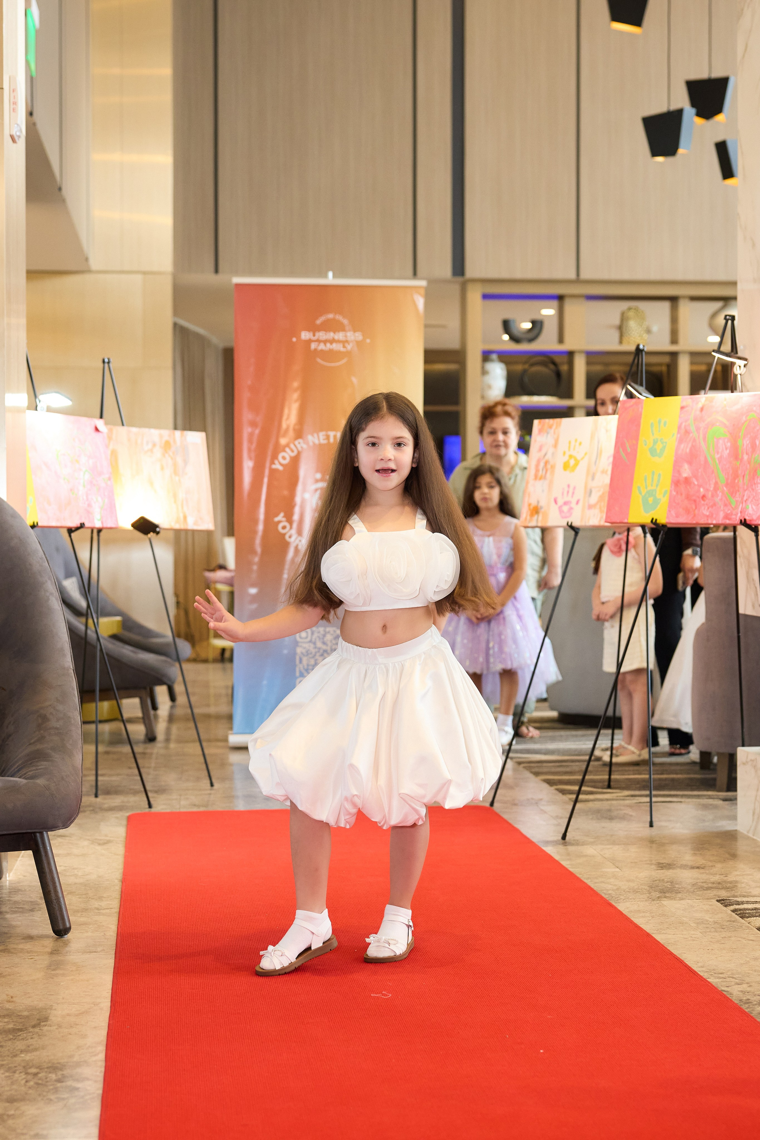 Авторская благотворительная художественная выставка Дианы Бортник. Фотограф Юлия Маковеева