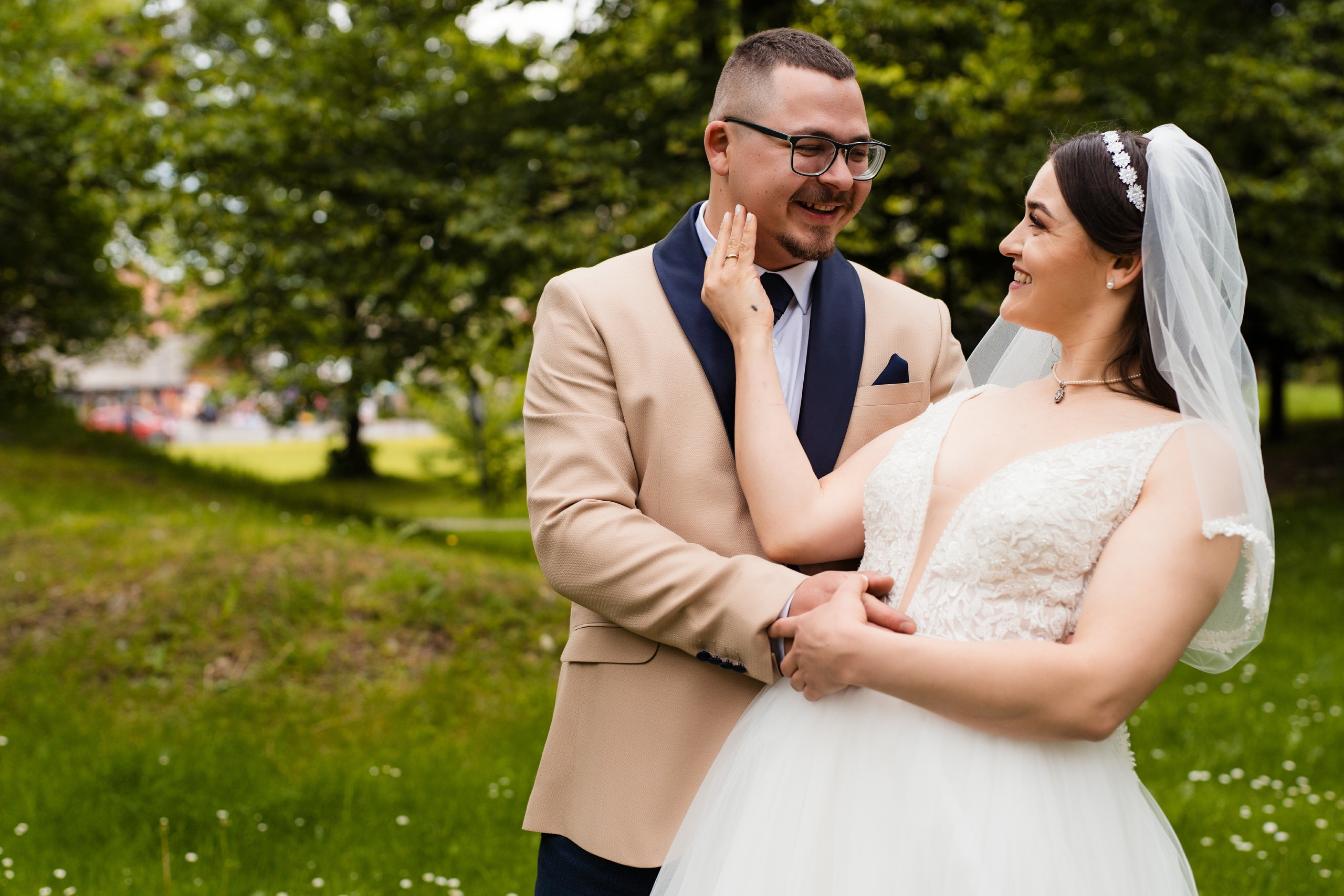 Ședință foto urbană cu mirii Castelul Bran