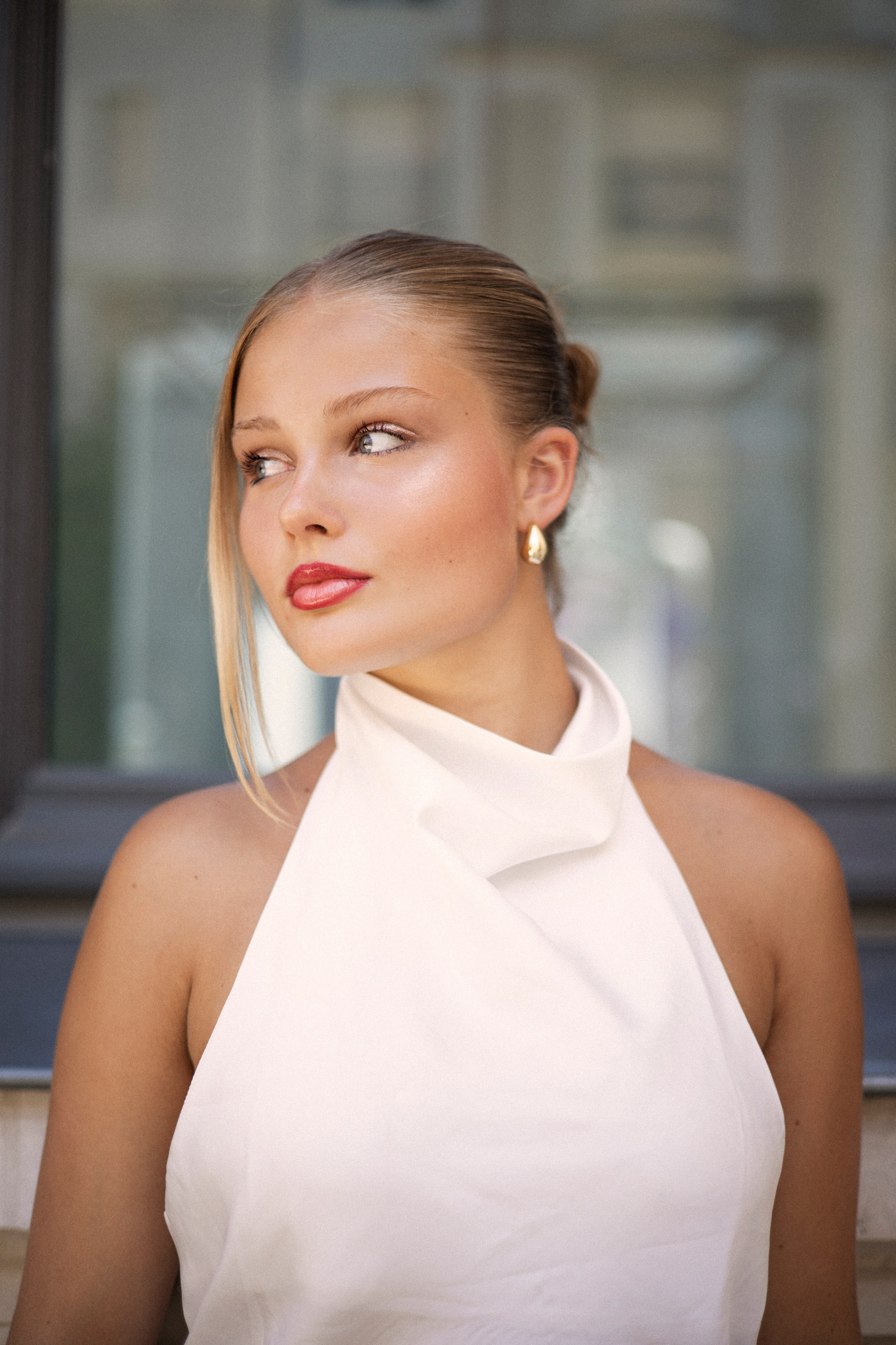Shooting lifestyle féminin réalisé par Ani Torosyan : jeune femme élégantes en tenue chic, lumière naturelle, ambiance urbaine moderne et raffinée à Nantes.