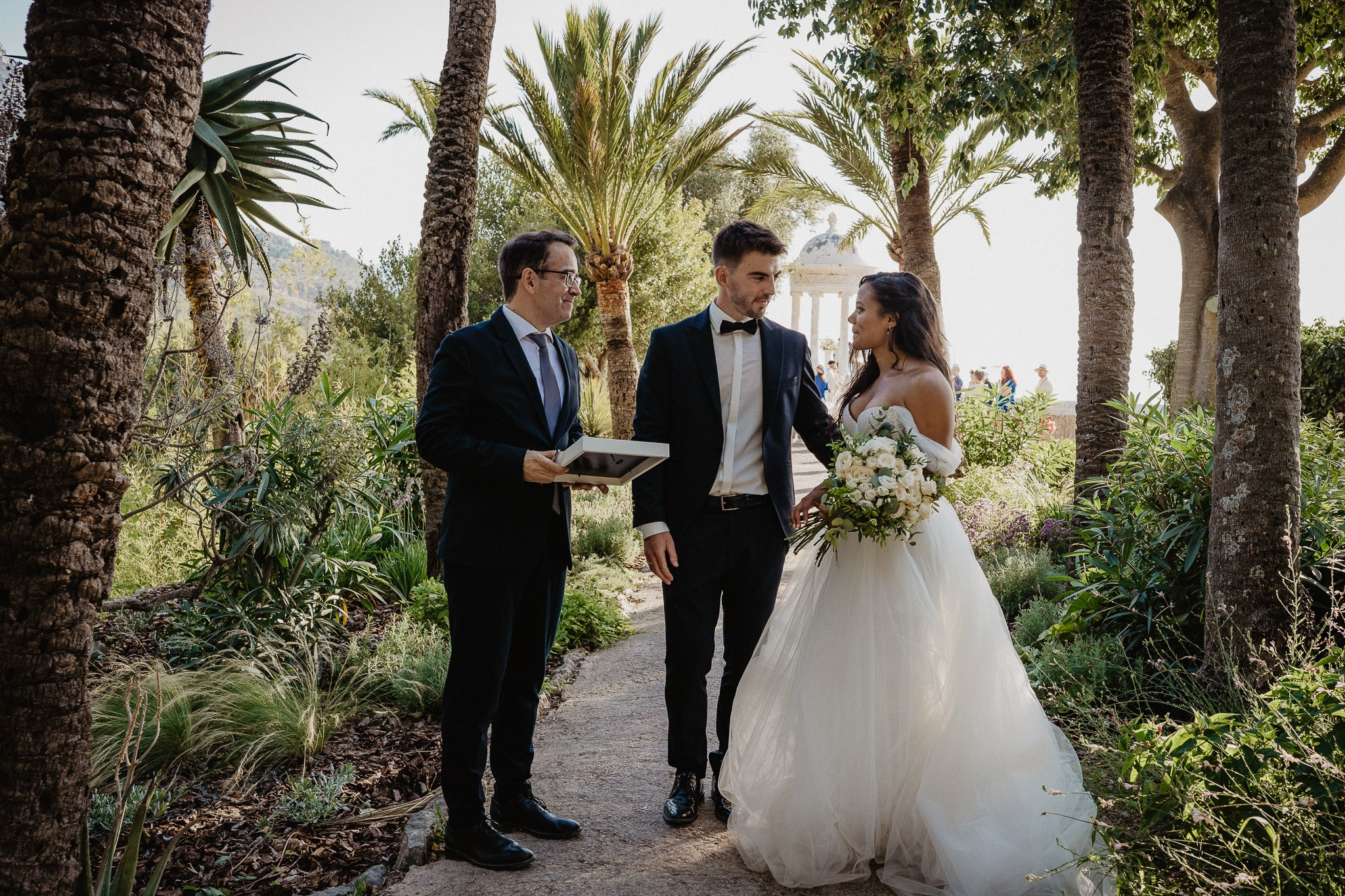 Mariés remerciant leur officiant après une cérémonie de mariage entièrement en français, Majorque