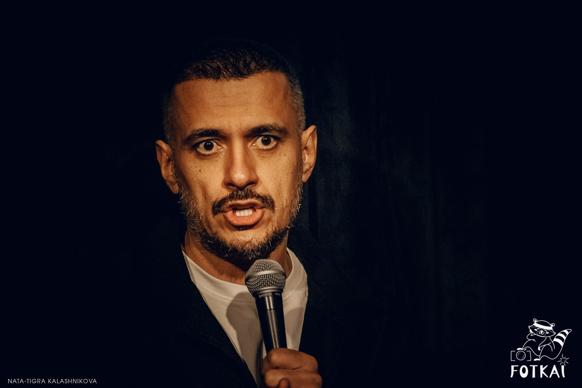 Eduard Matsaberidze en Madrid 14 de febrero 2026 — fotos del show de stand-up | FOTKAI